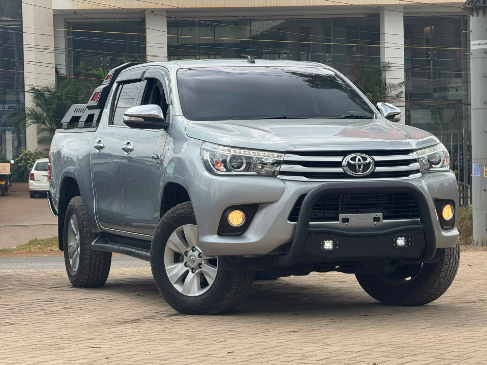 2018 Toyota Hilux thumbnail 2