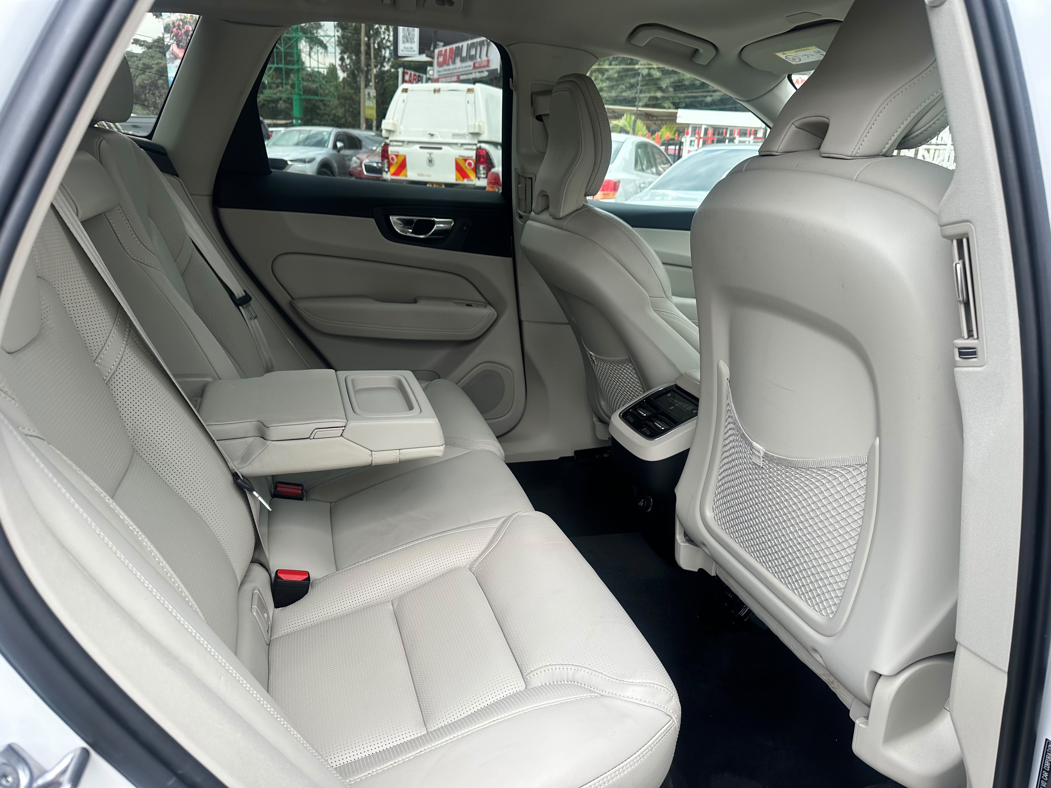 2020 Volvo XC60 D4 inscription thumbnail 6