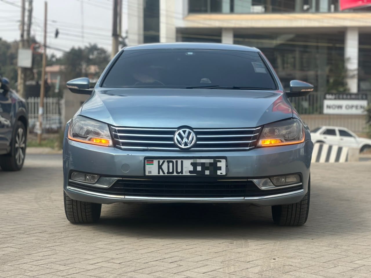 2013 Volkswagen Passat - view 3