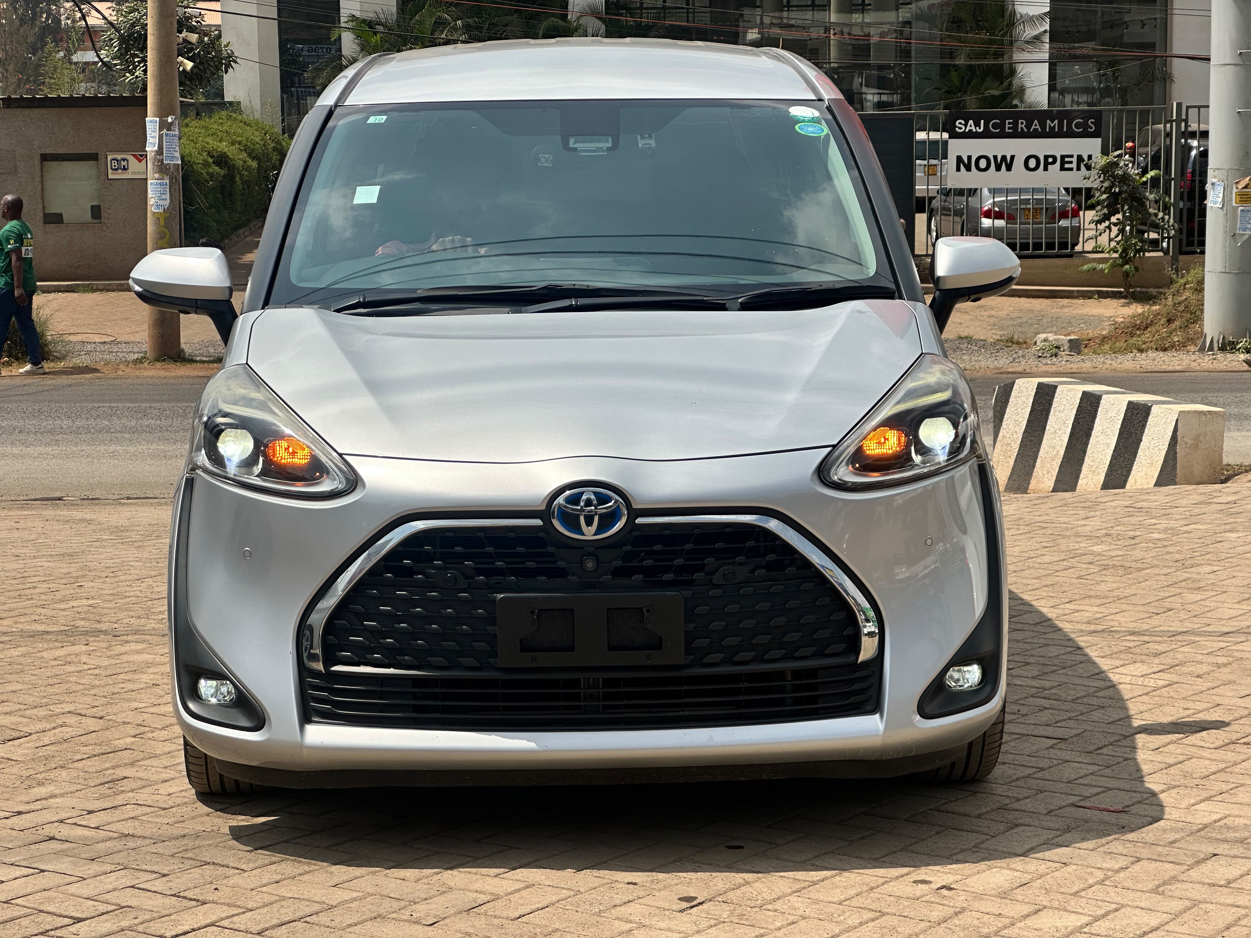2019 Toyota Sienta - view 3