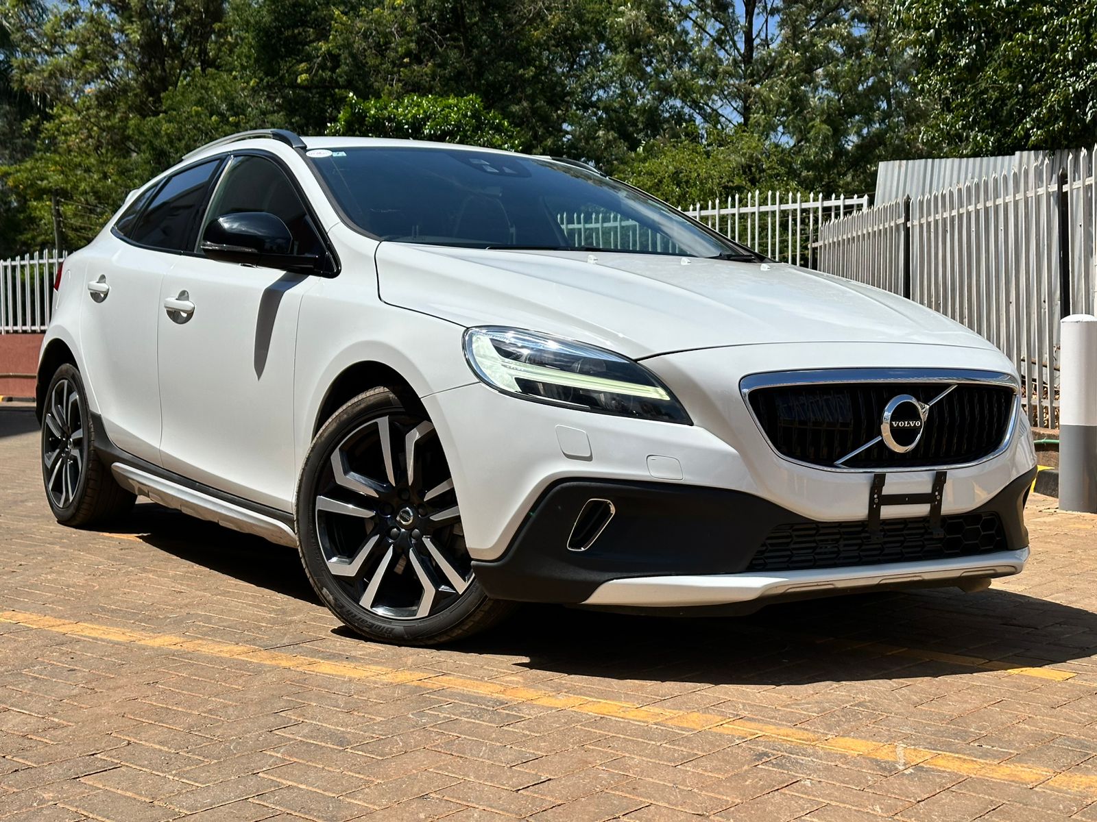 2019 Volvo V40 Cross Country D4 thumbnail 10