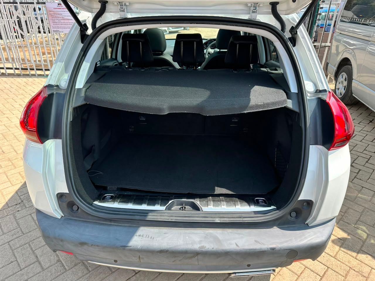 2019 Peugeot 2008 thumbnail 10