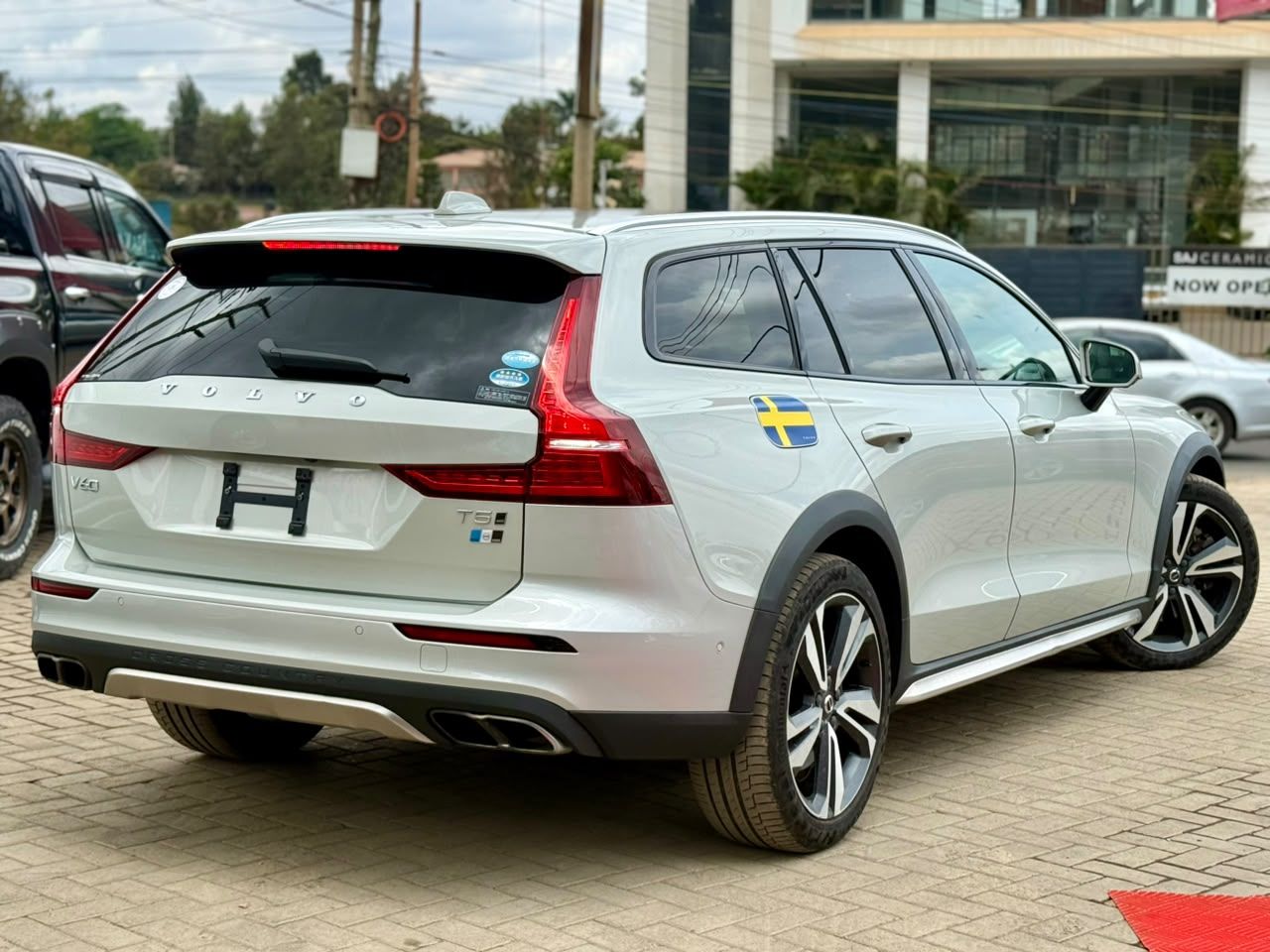 2019 Volvo V60 T5- Newshape thumbnail 4