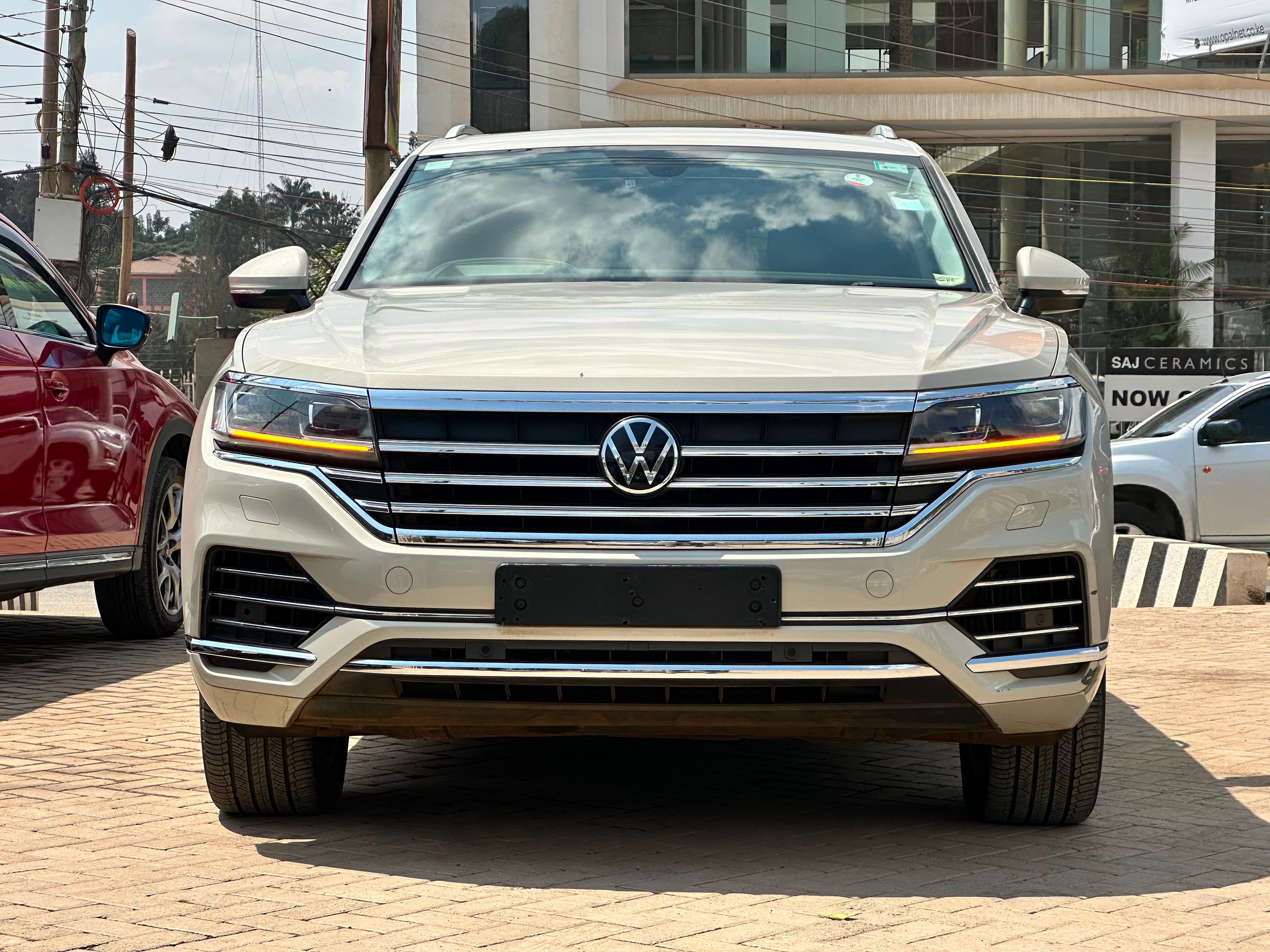2021 Volkswagen Toureg thumbnail 3