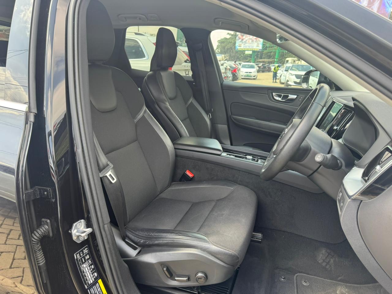 2019 Volvo XC60 D4 Momentum thumbnail 8