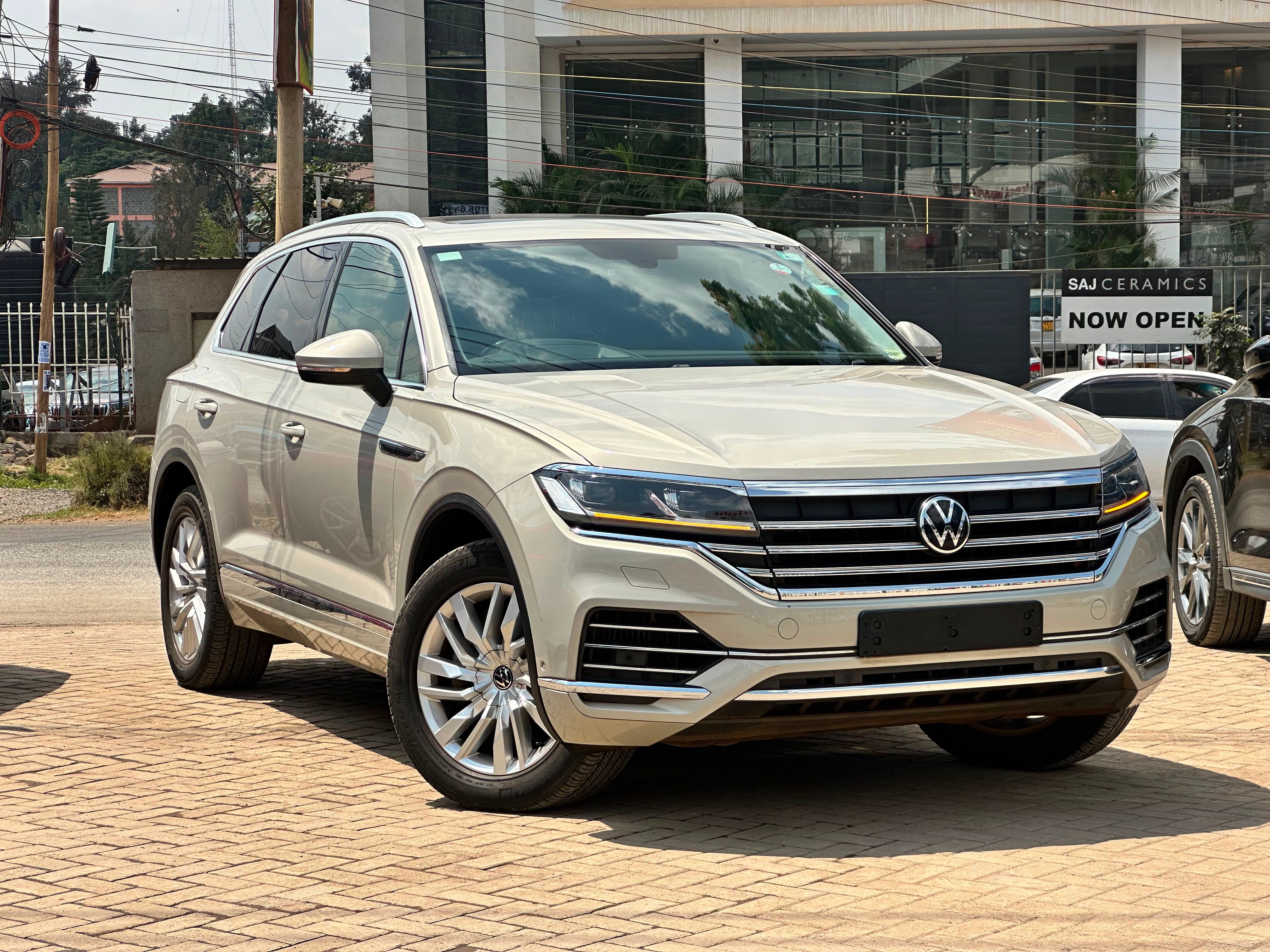 2021 Volkswagen Toureg thumbnail 2