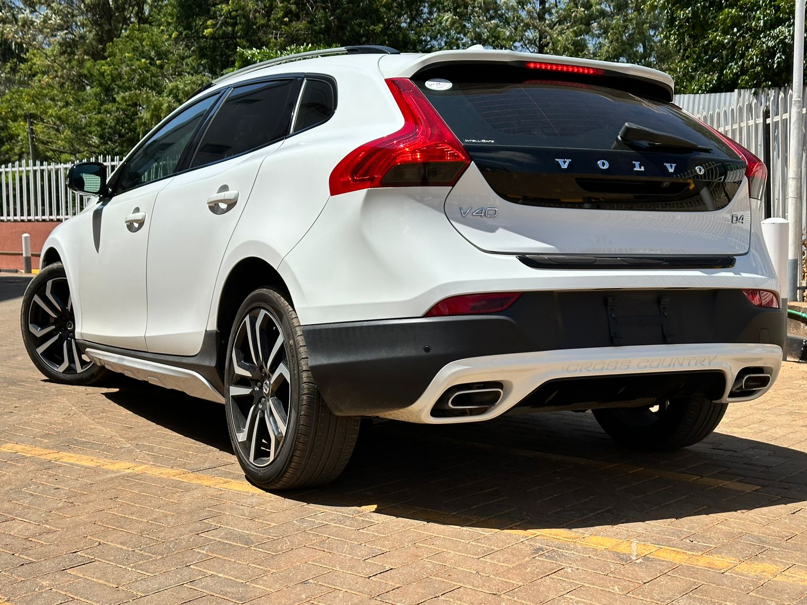 2019 Volvo V40 Cross Country D4 thumbnail 4