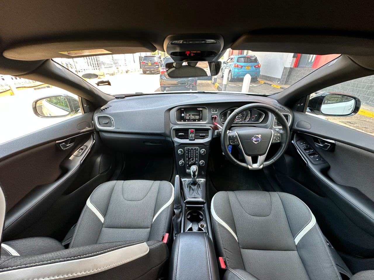 2019 Volvo V40 Cross Country D4 - view 2