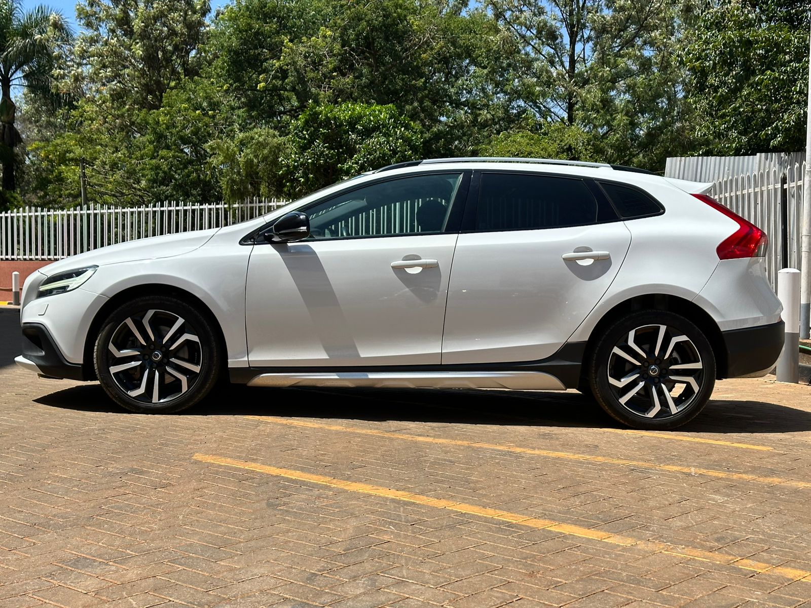 2019 Volvo V40 Cross Country D4