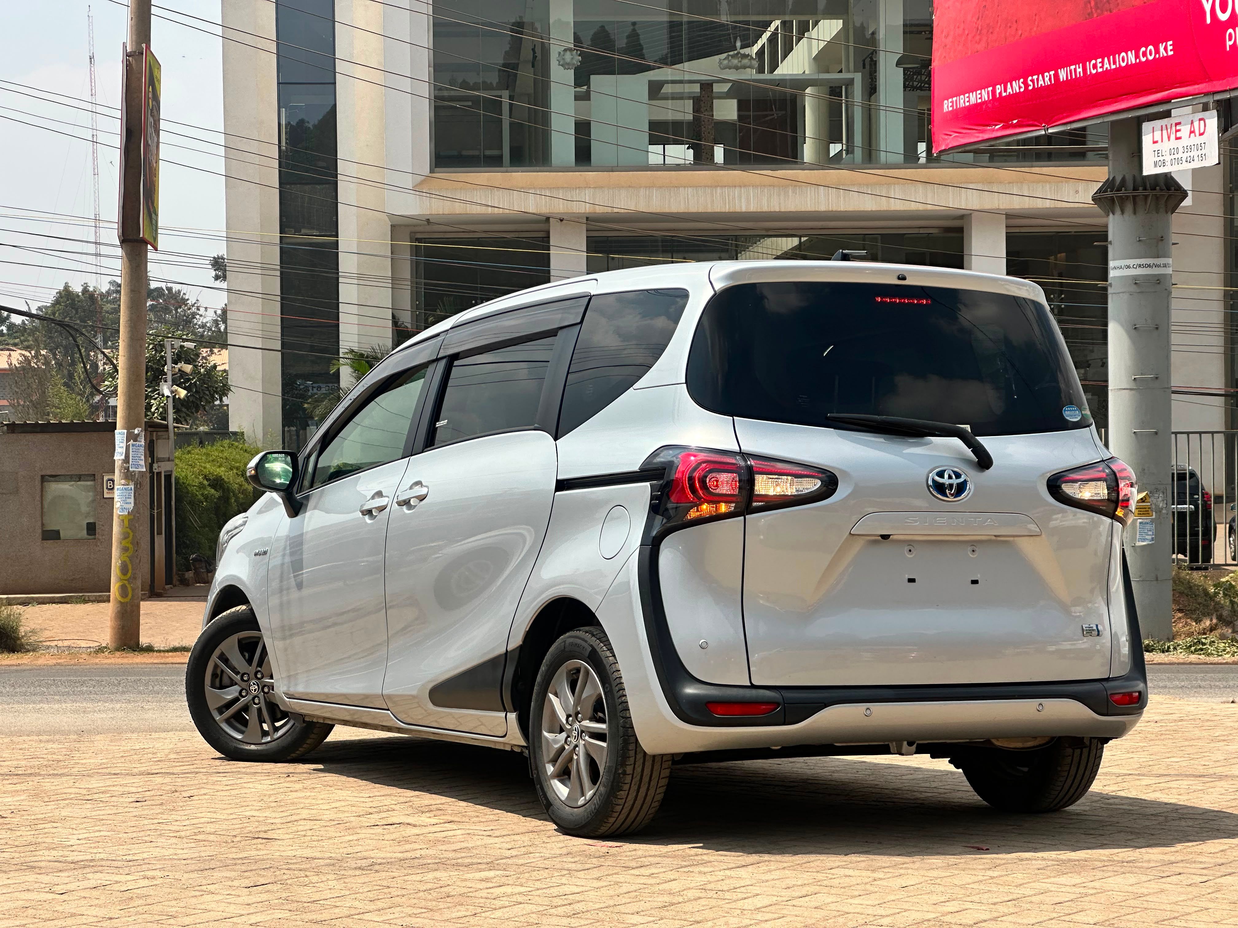 2019 Toyota Sienta thumbnail 4