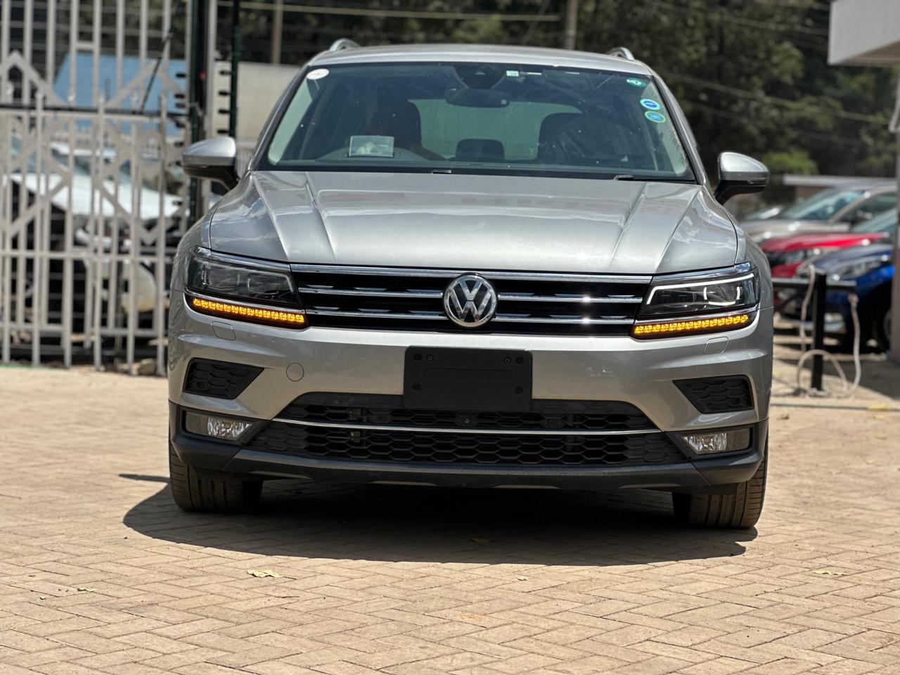 2018 Volkswagen Tiguan - view 3