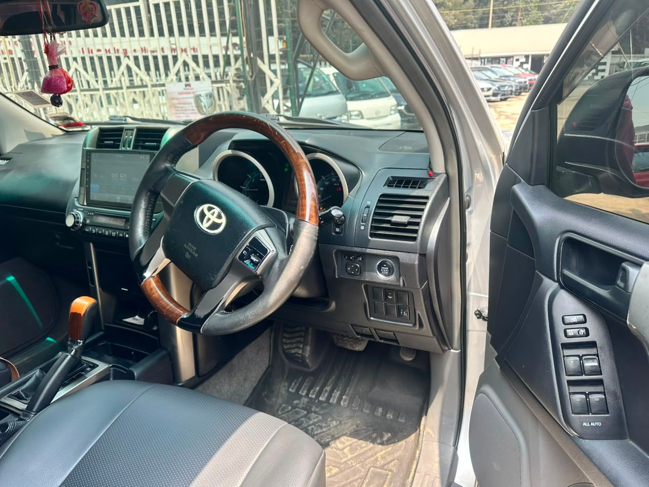 2012 Toyota Land Cruiser Prado TX thumbnail 6