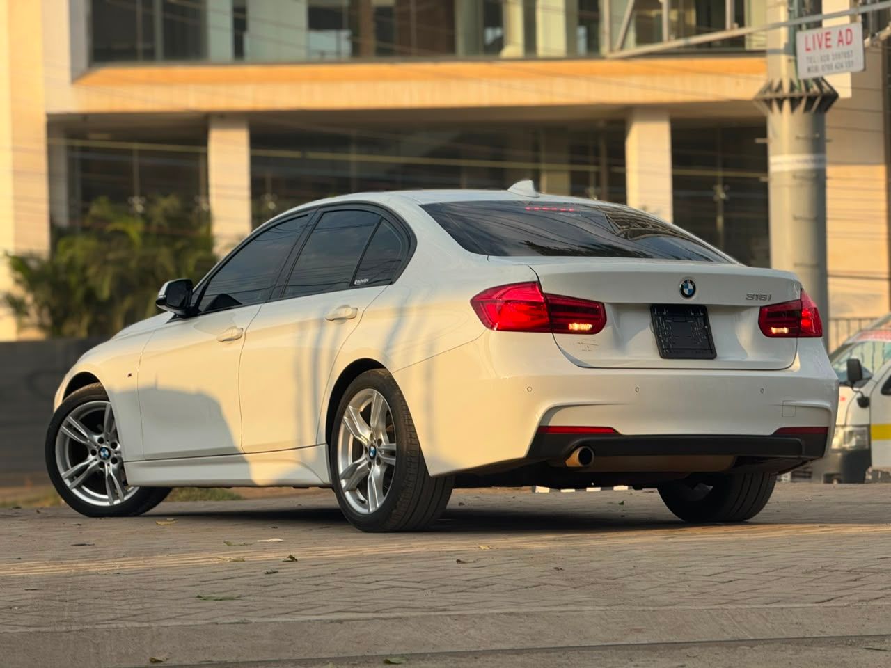 2017 BMW 318i thumbnail 4