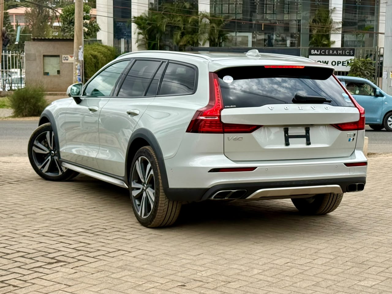 2019 Volvo V60 T5- Newshape thumbnail 5