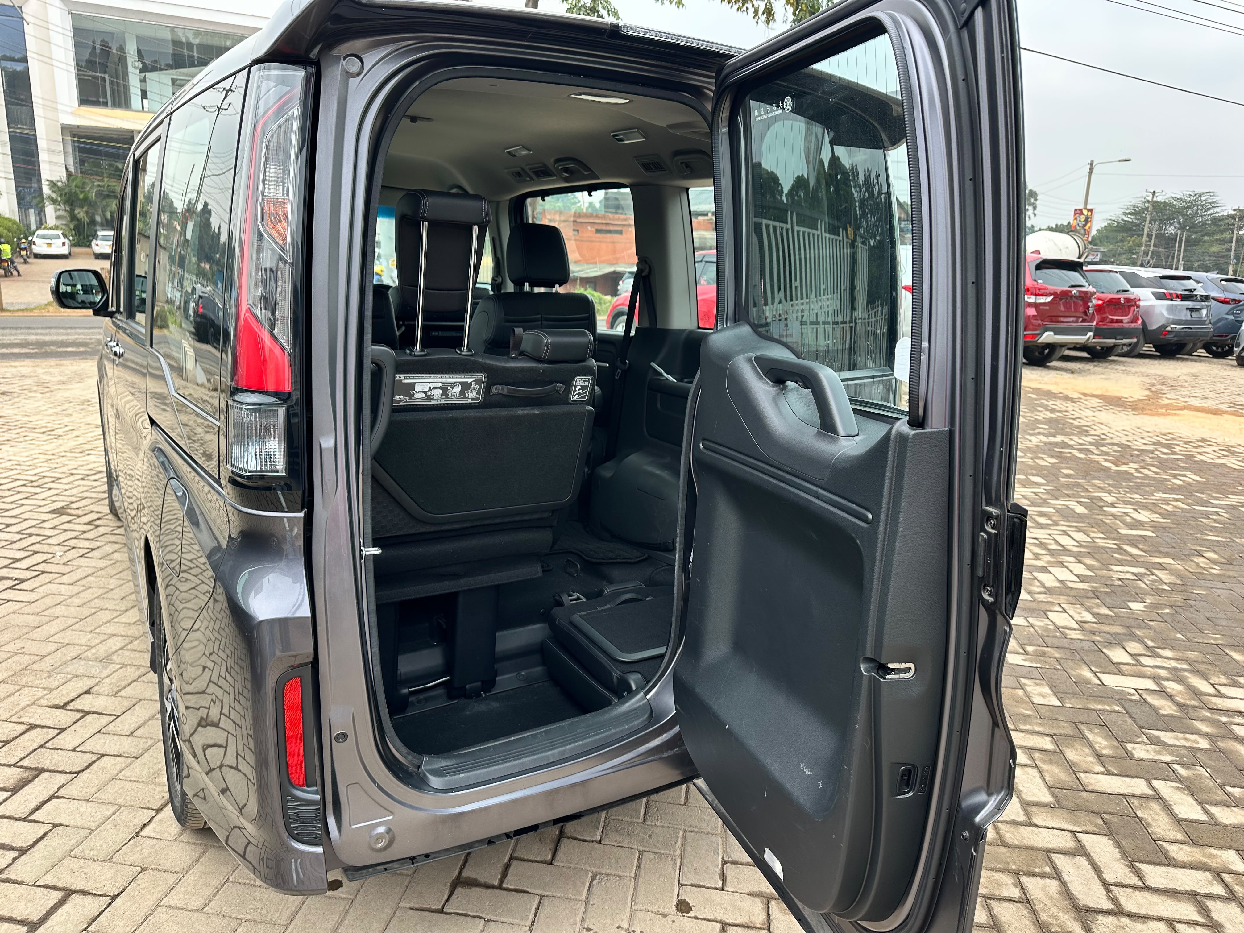 2019 Honda Stepwagon thumbnail 6