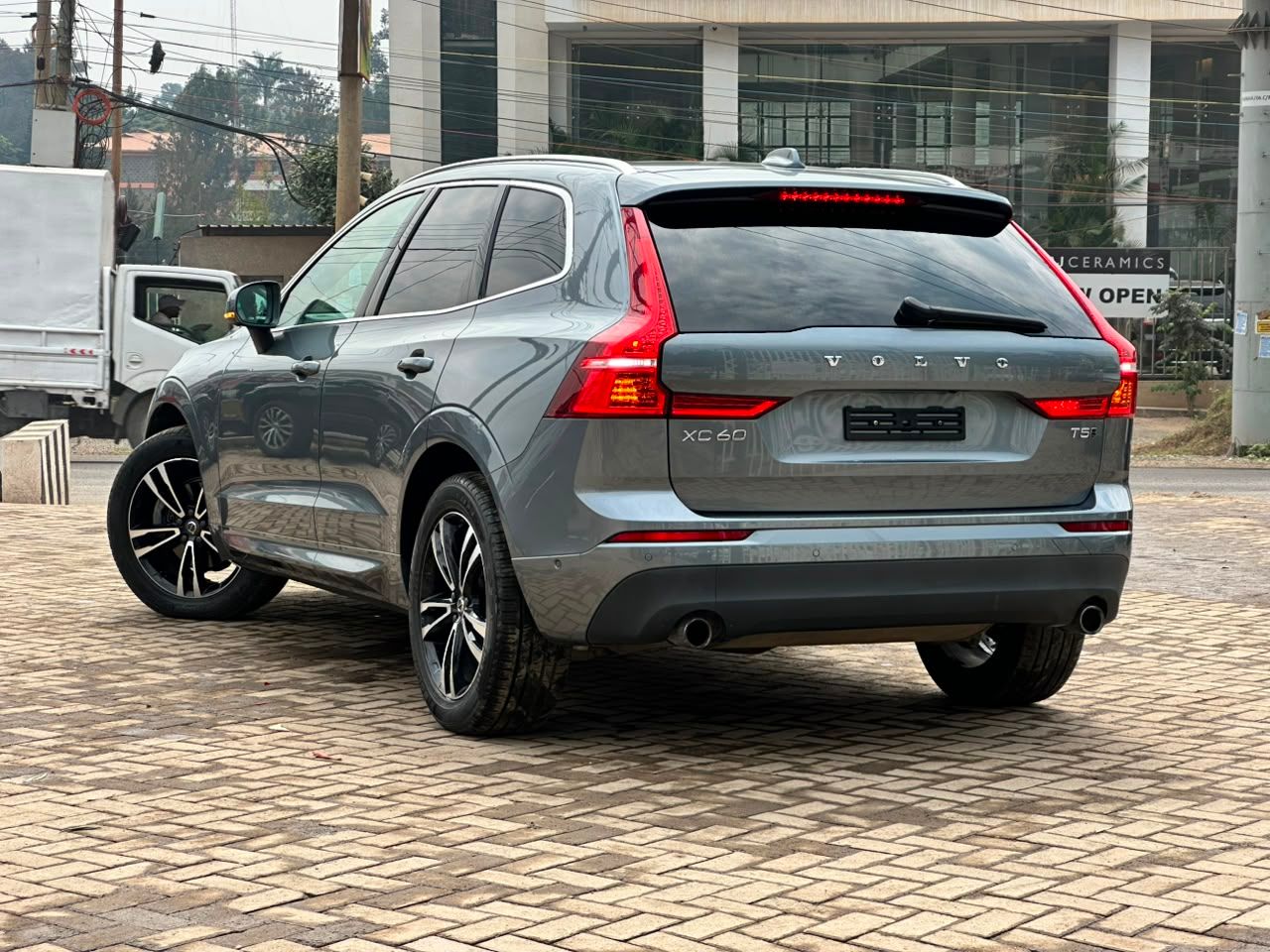 2018 Volvo XC60 T5 thumbnail 4