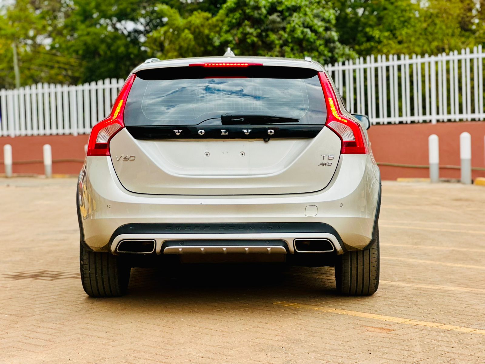 Volvo V60 T5 Cross Country thumbnail 6