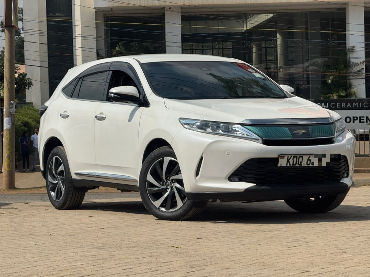 2017 Toyota Harrier thumbnail 3