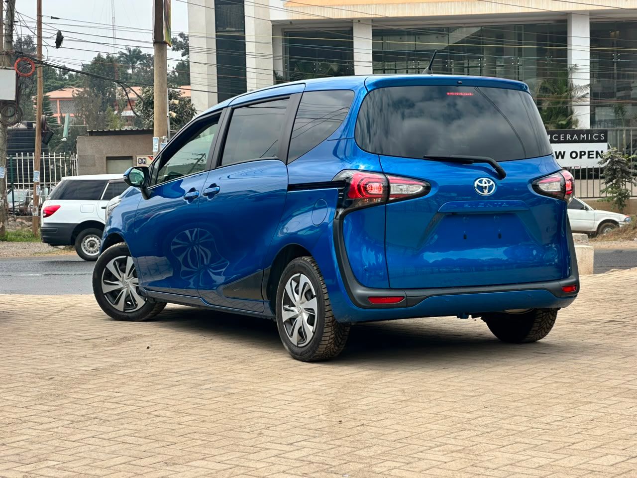 2020 Toyota Sienta  thumbnail 4