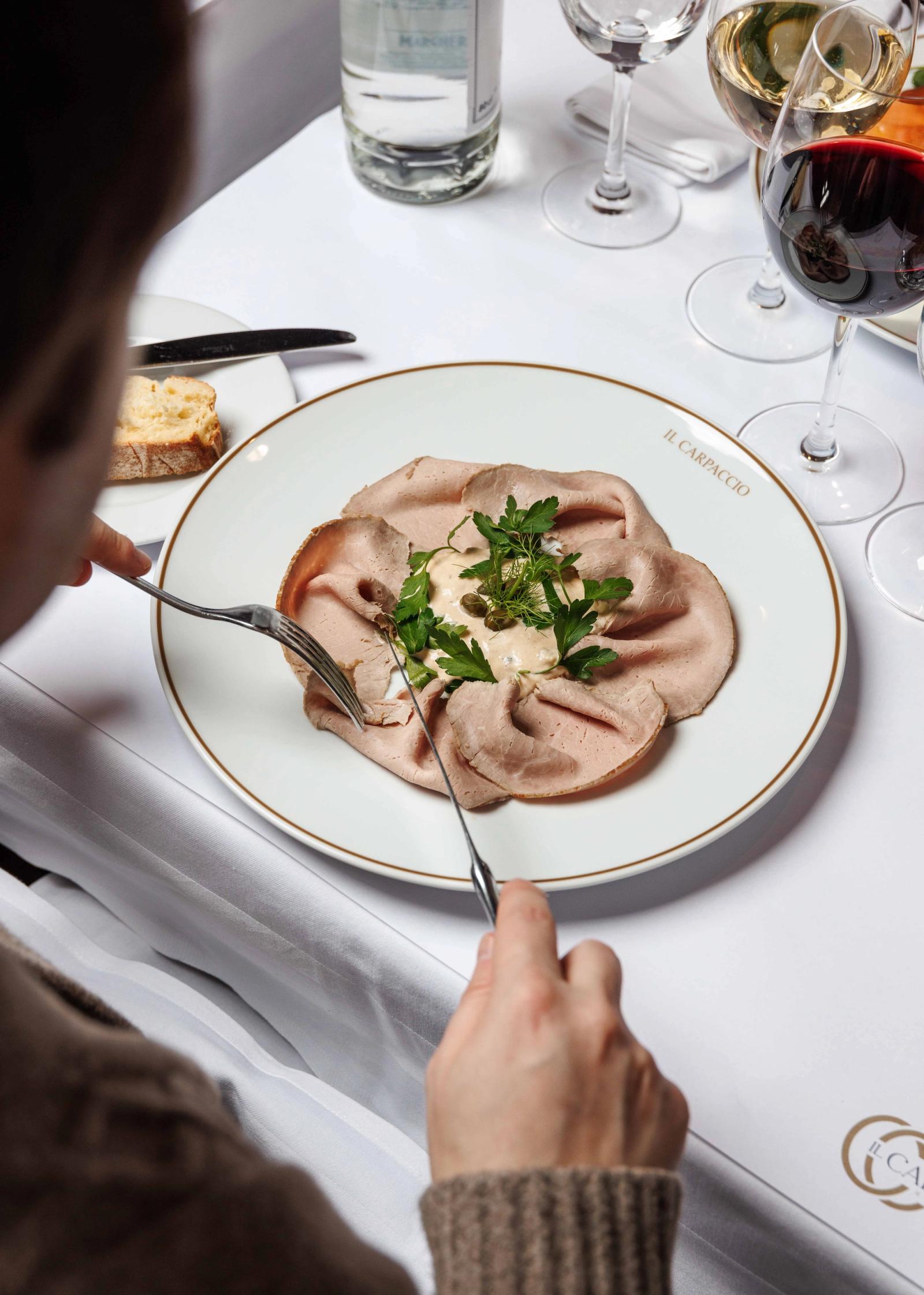 Carpaccio signature garni d'herbes fraîches et de câpres