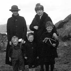 Brødrene med mor og Thora Carstens