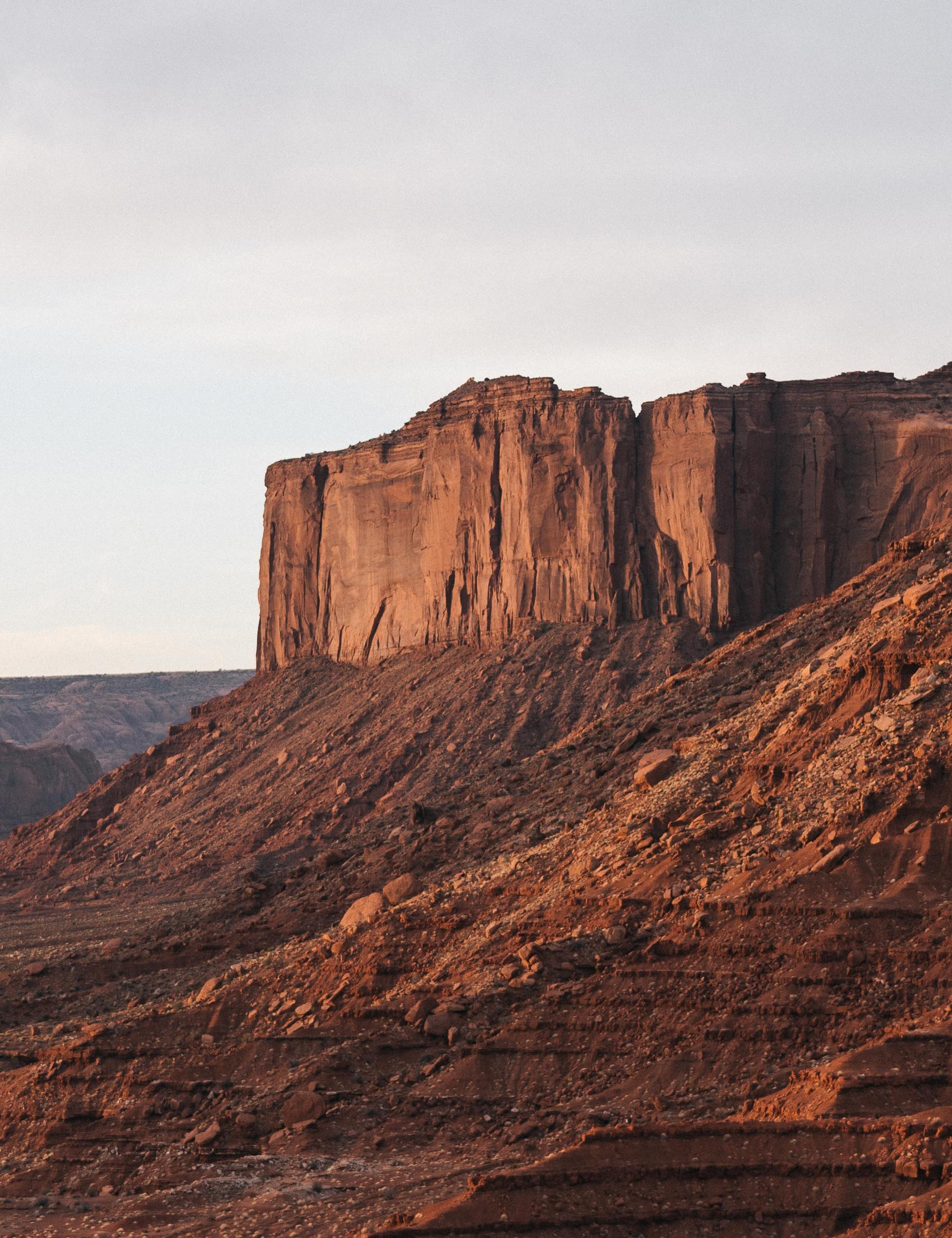 Landscape of tall mountains in Monument Valley