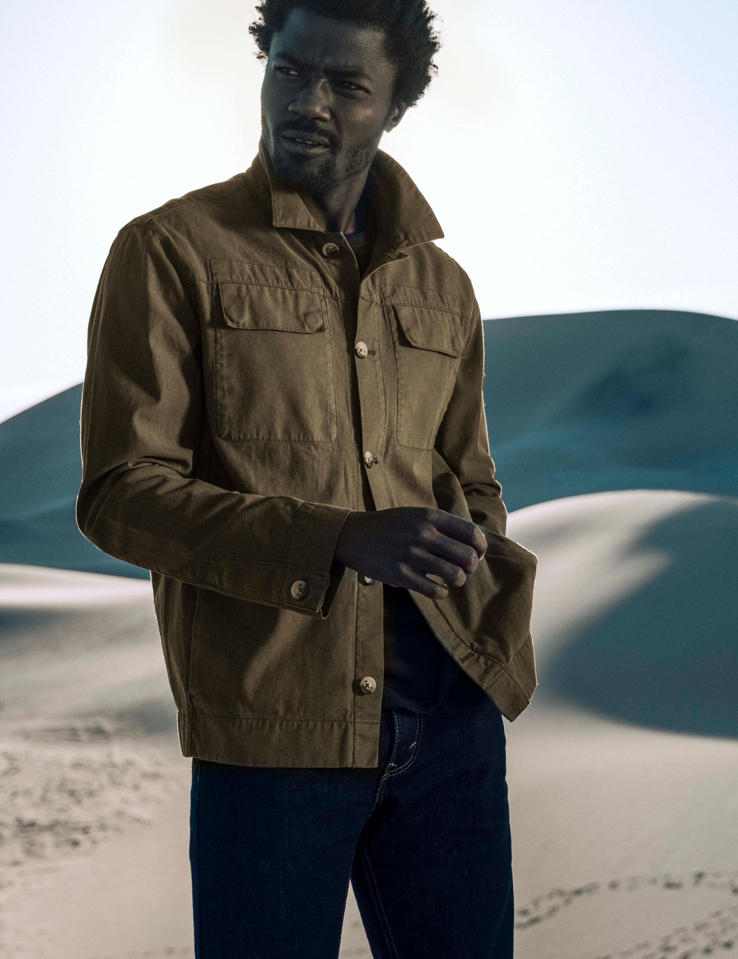 Men wearing Mesa Jacket in the desert.