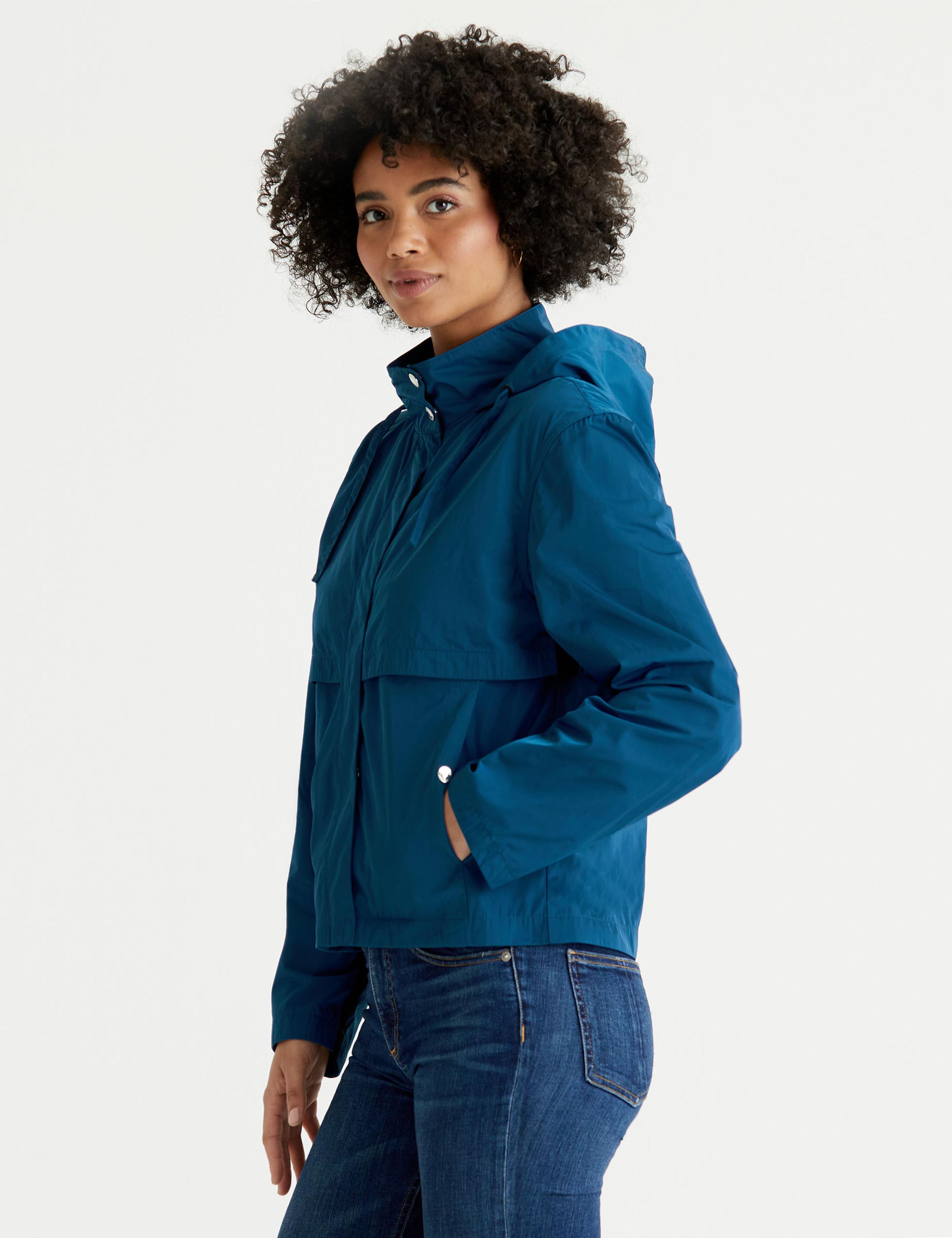 Woman wearing Zephyr jacket in wake blue