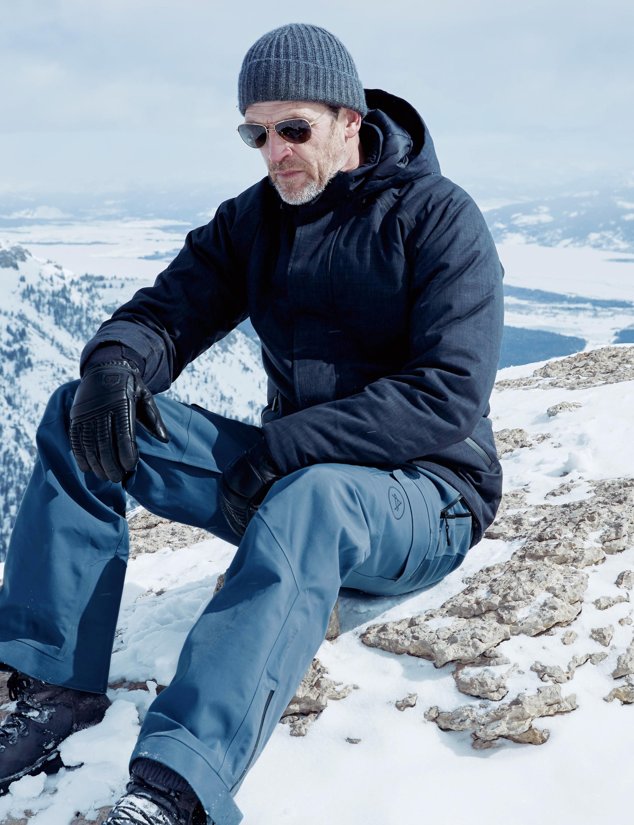 Men wearing Explore Snow pant on snow mountain