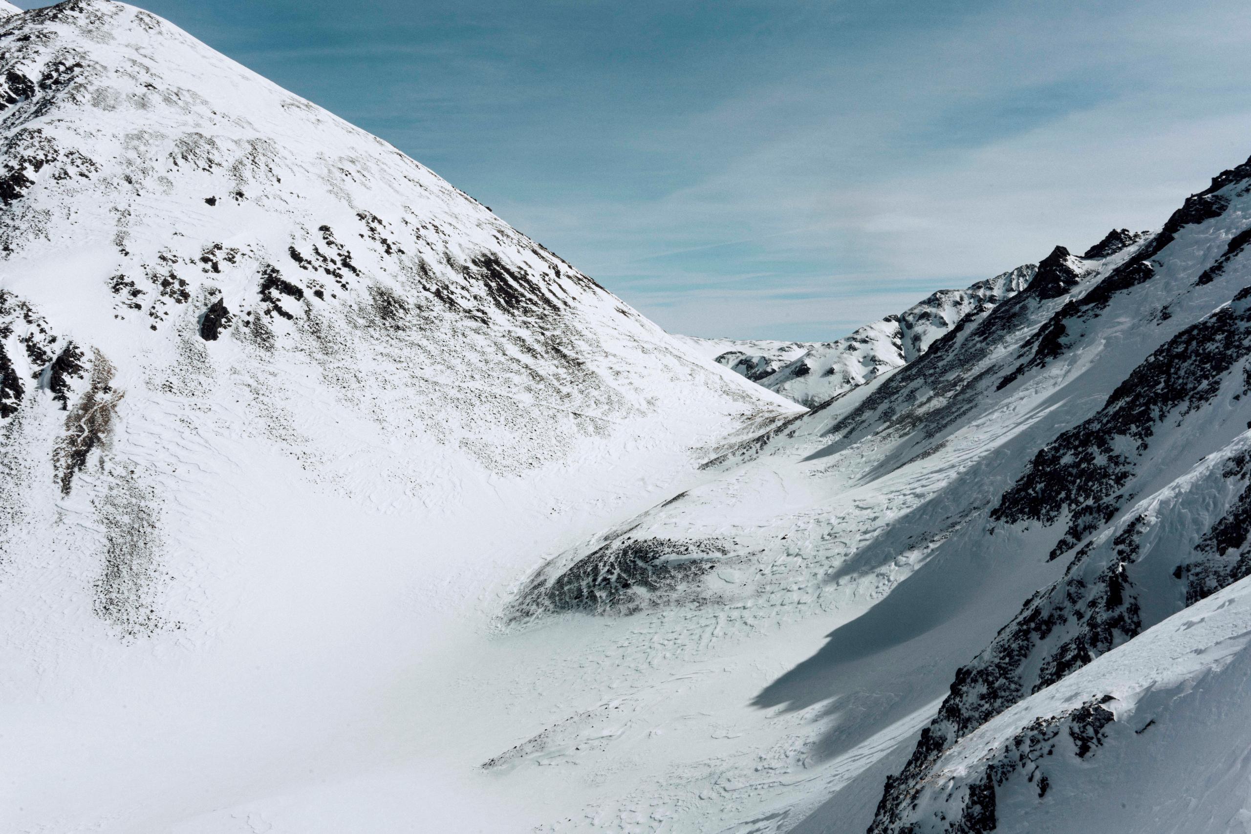 Landscape photo of a snowy mountainface.