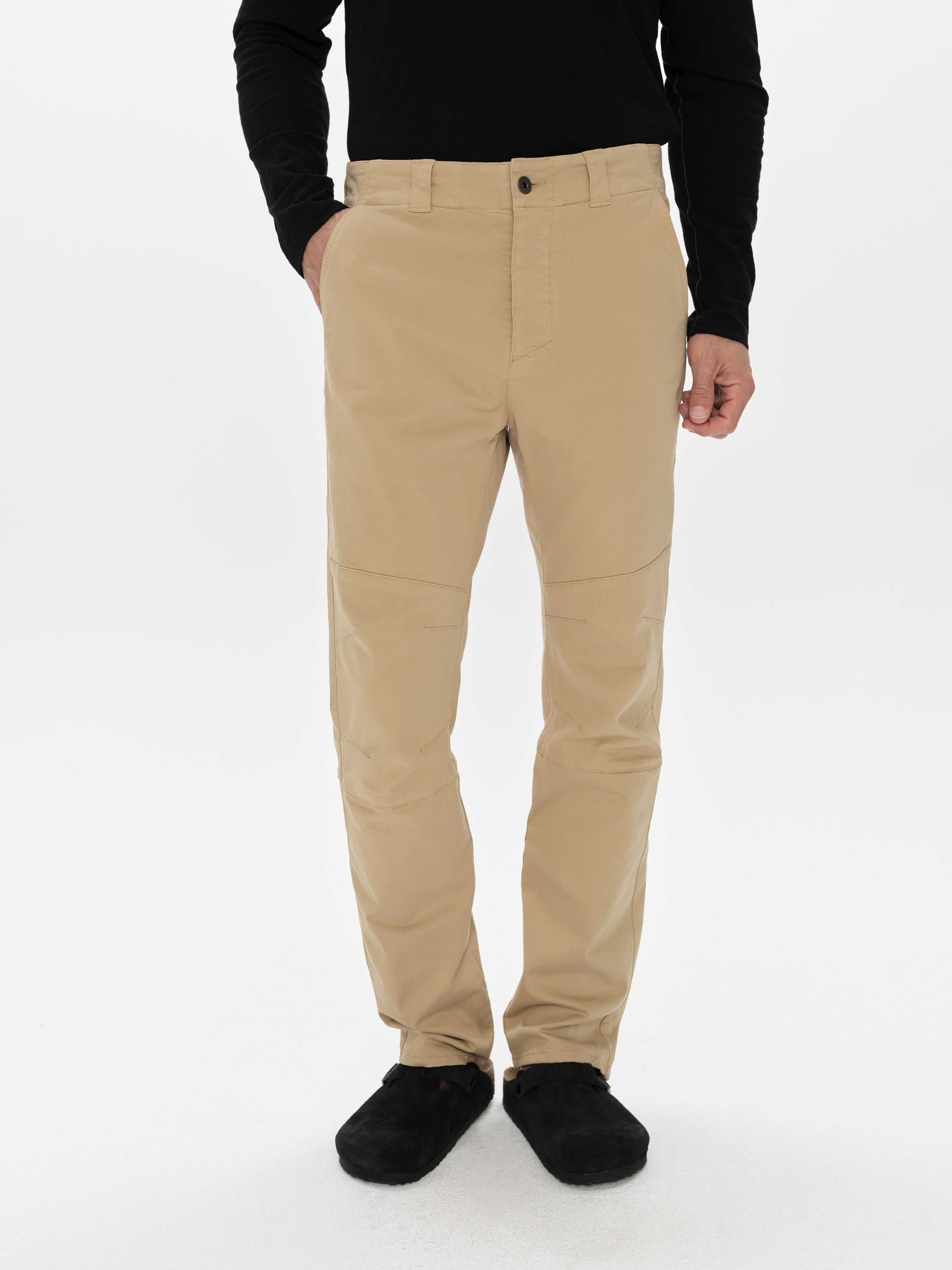 Man wearing the Gabriel Articulated Chino in Desert Tan