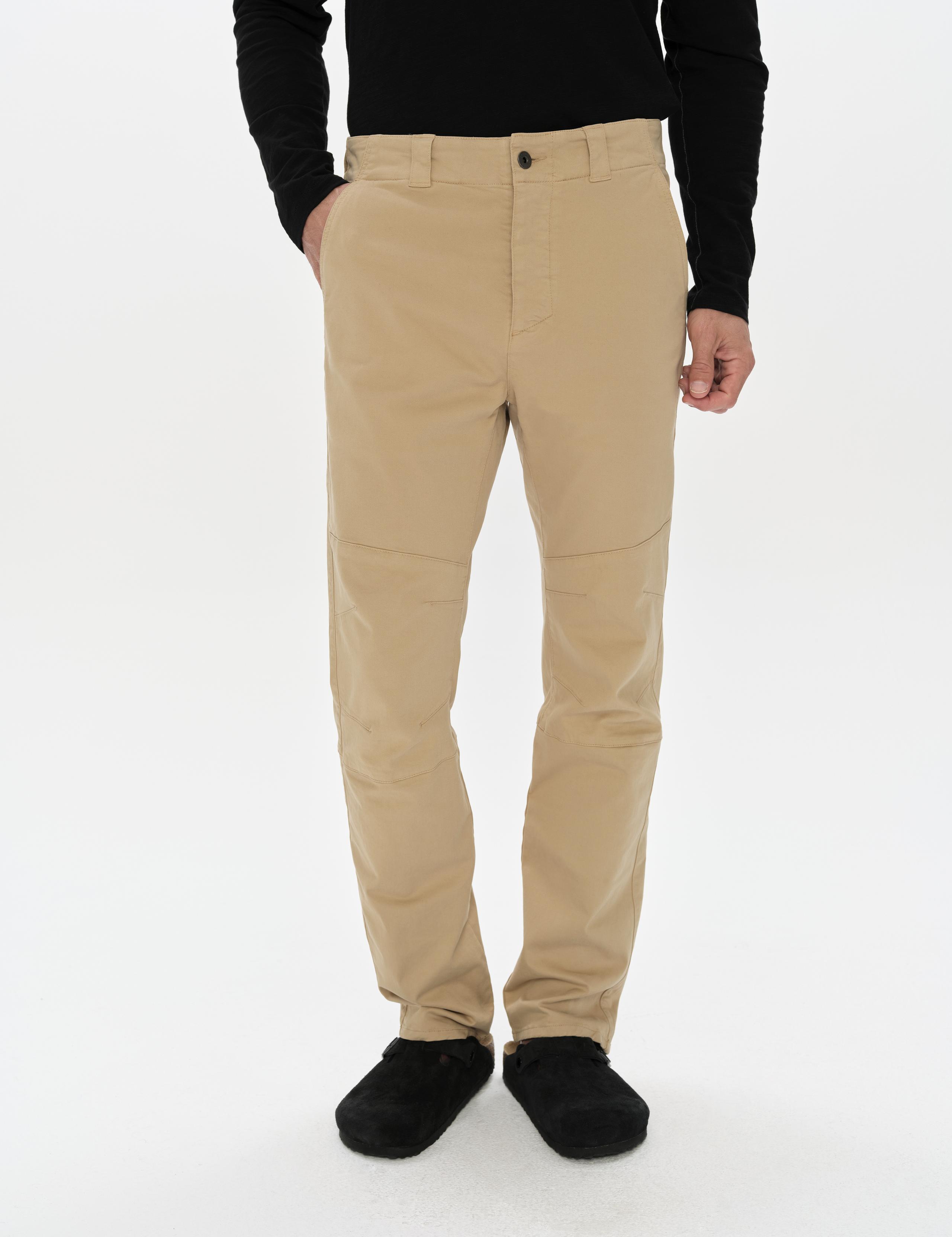 Man wearing the Gabriel Articulated Chino in Desert Tan