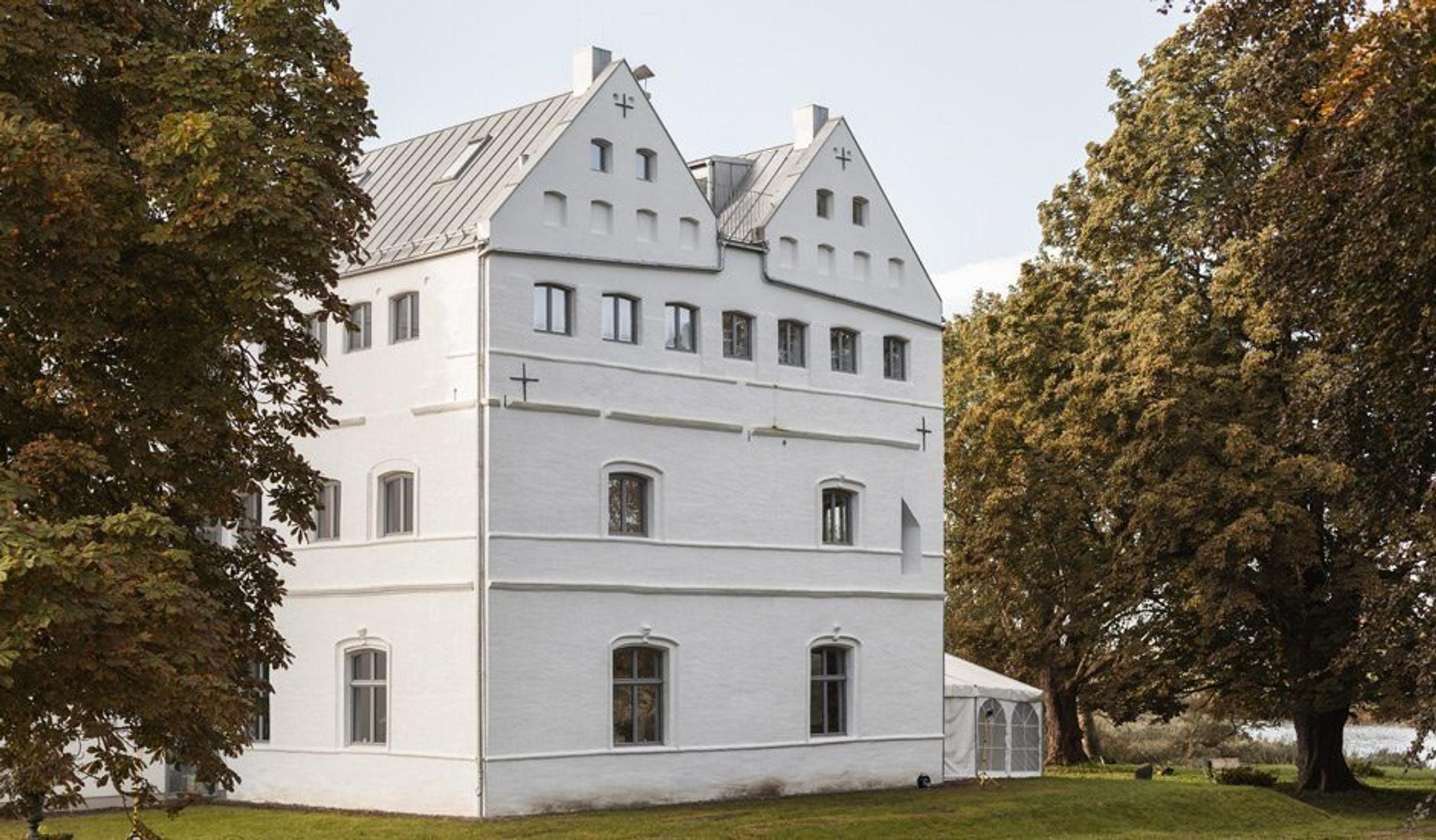 View of white facade of Gut Üselitz manor