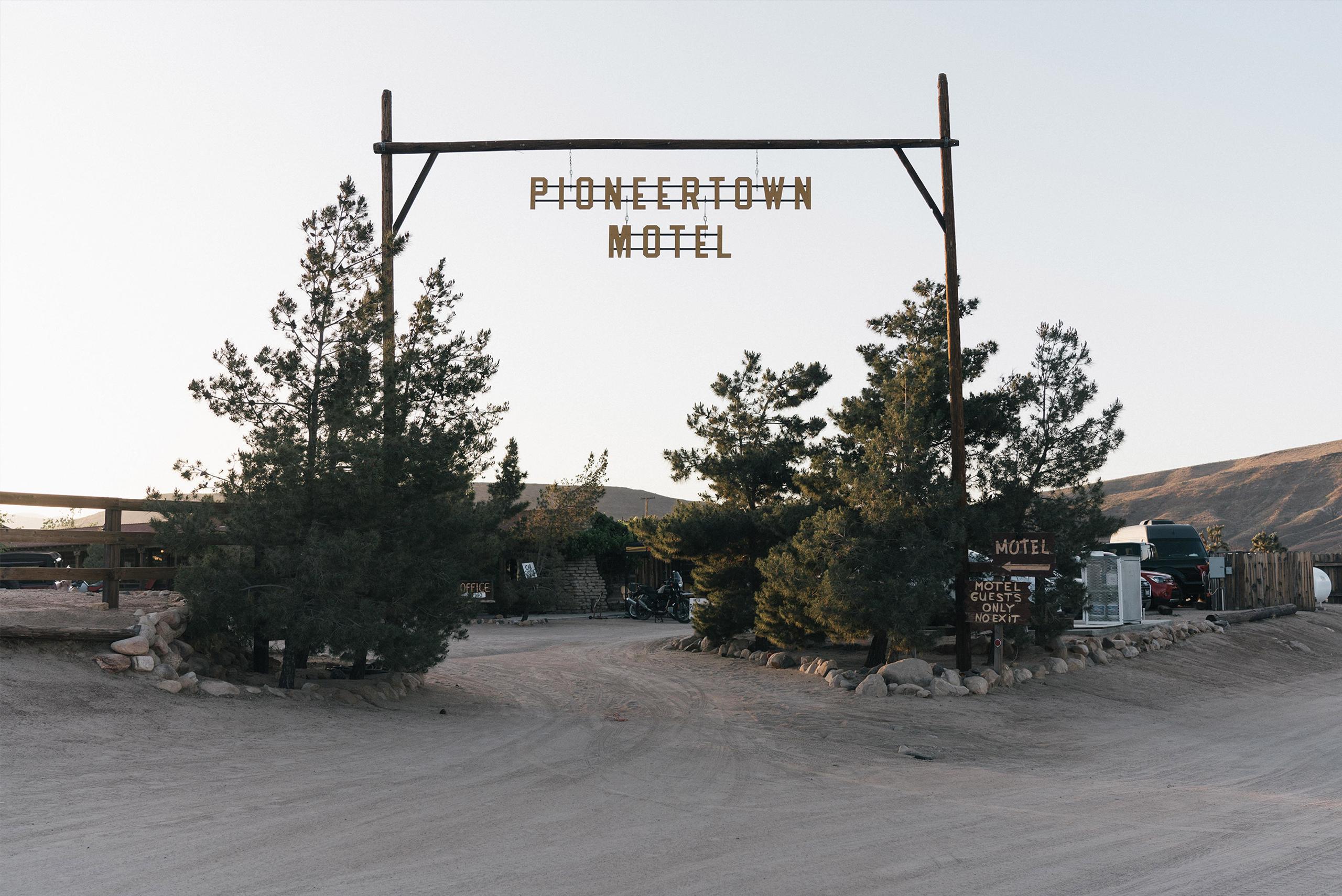 pioneertown motel sign