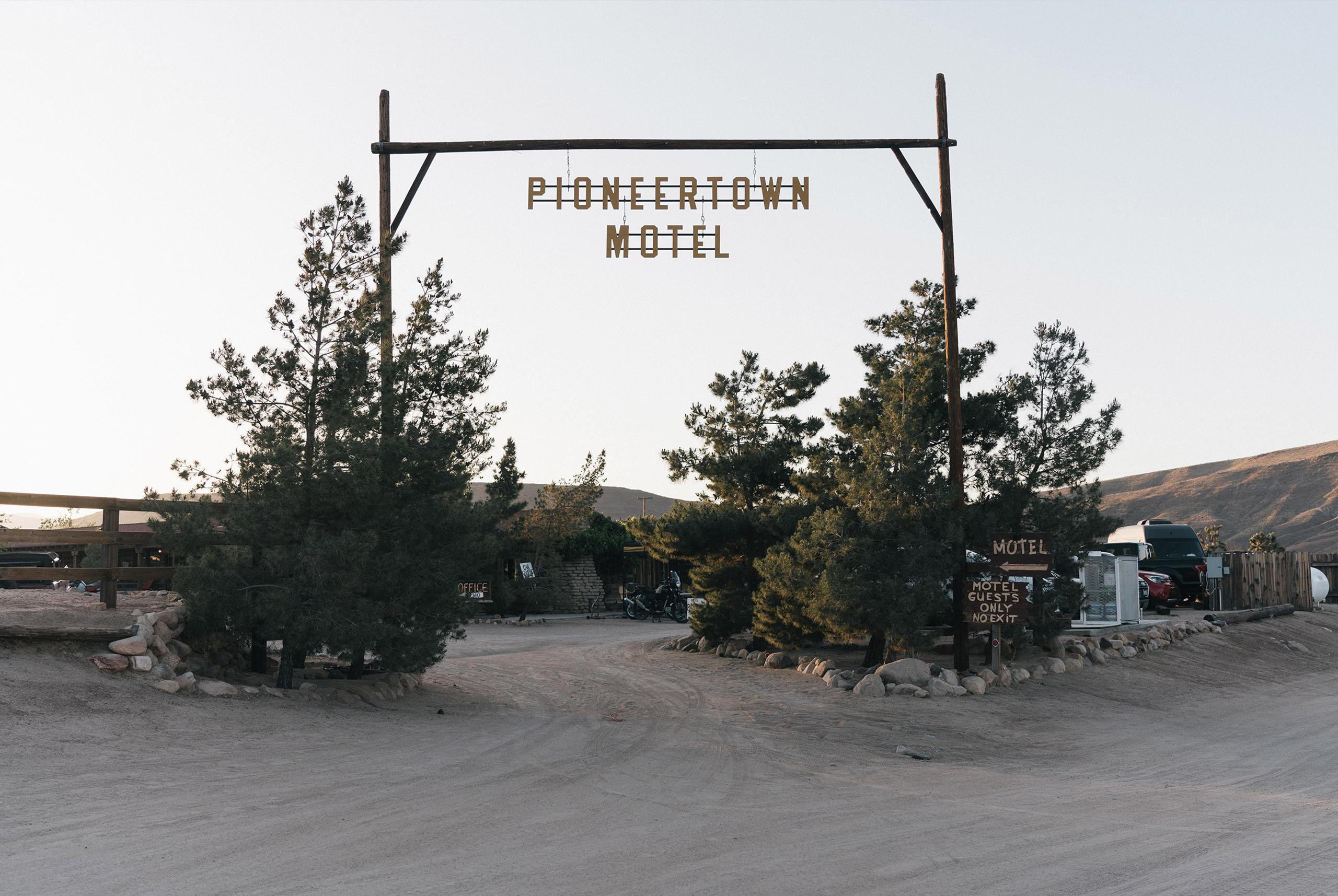pioneertown motel sign