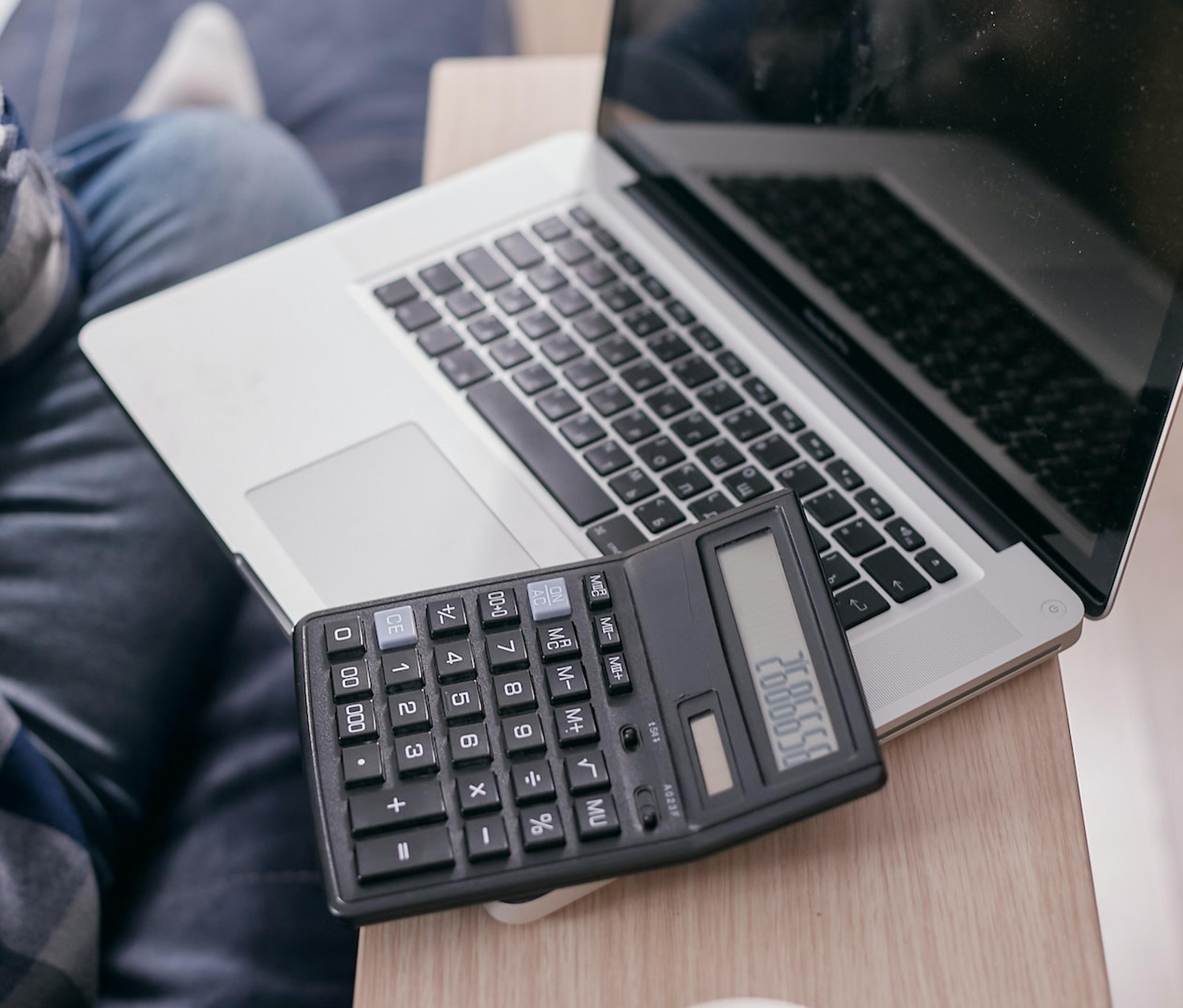 Kalkulator og laptop
