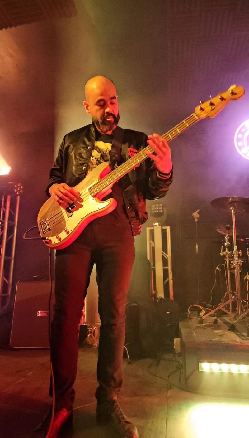Ricardo tocando el bajo en el escenario