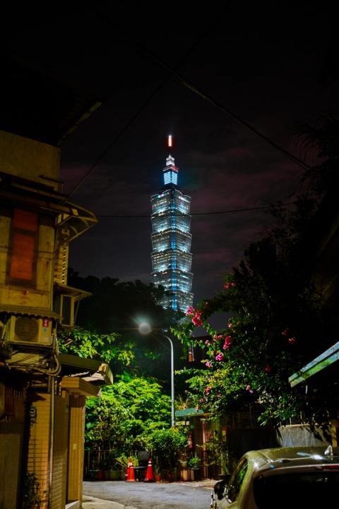 taipei 101 lit up at night