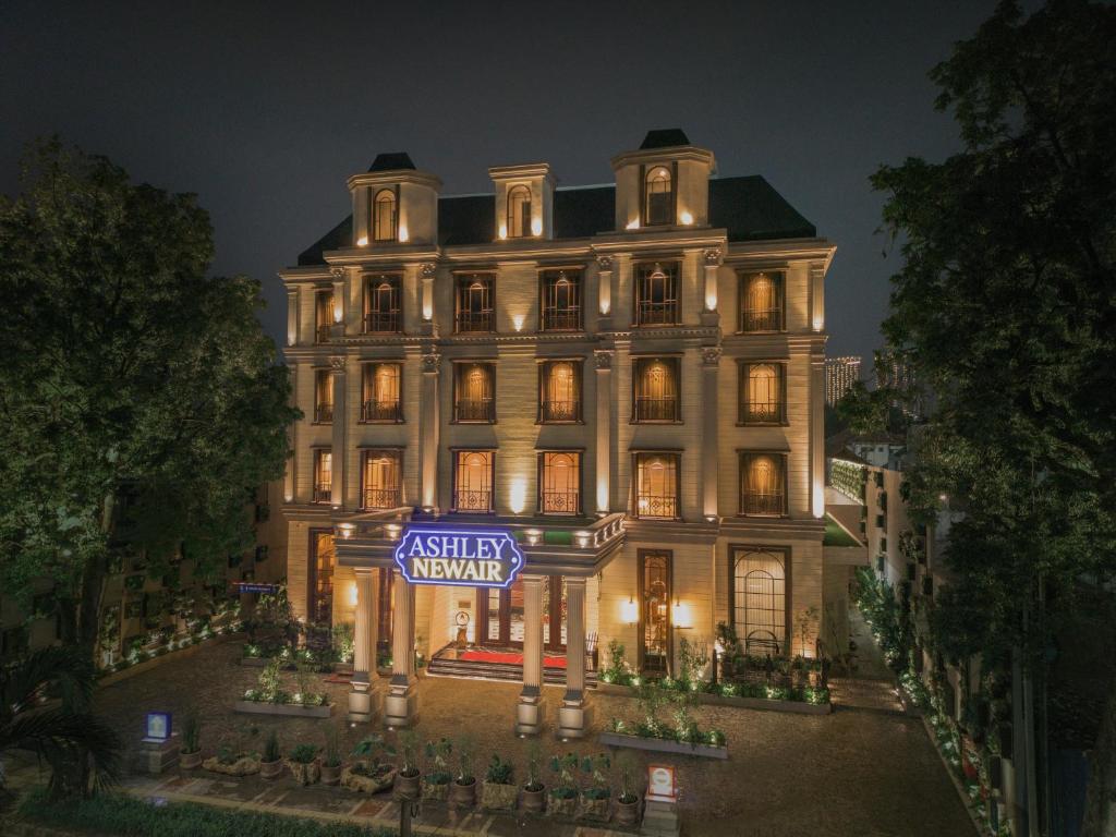 ASHLEY NEWAIR Menteng