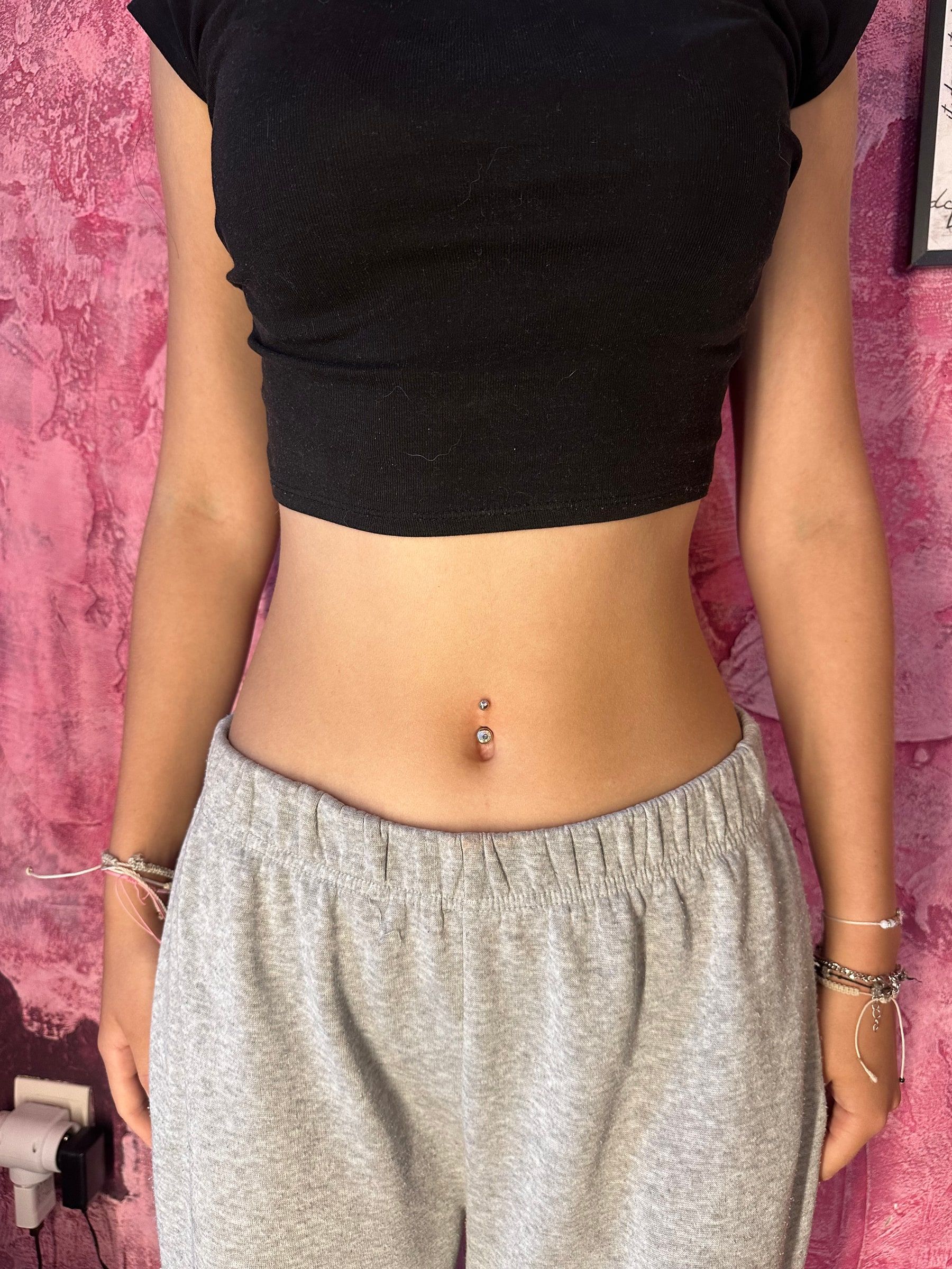 Piercing pupku so šperkom