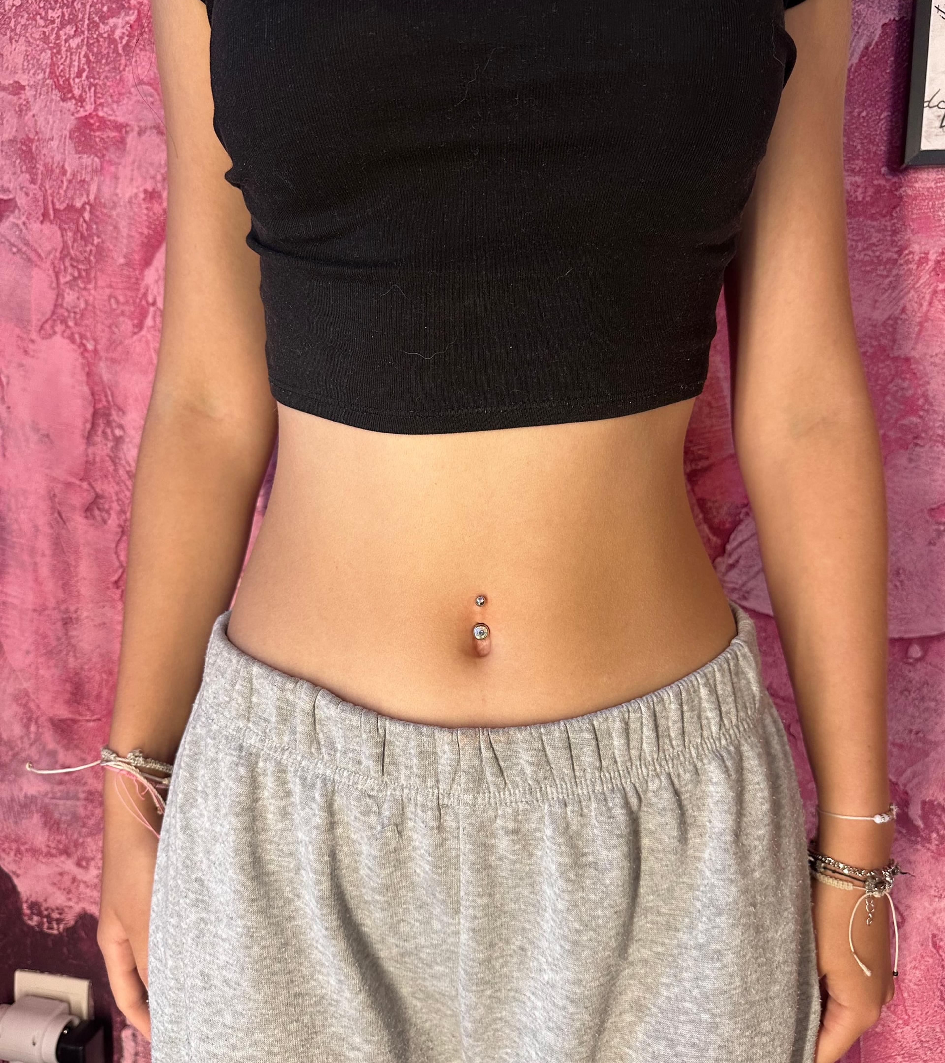 Piercing pupku so šperkom