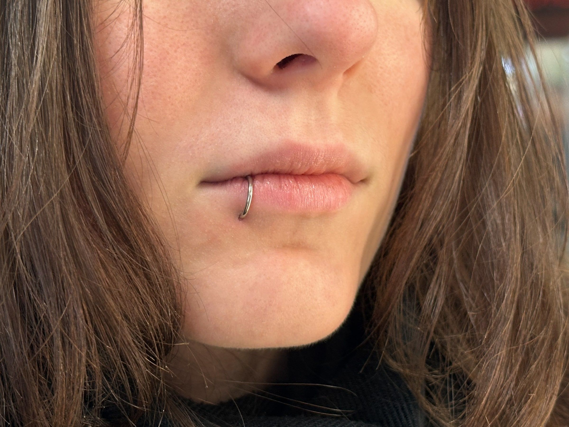 Piercing spodnej pery