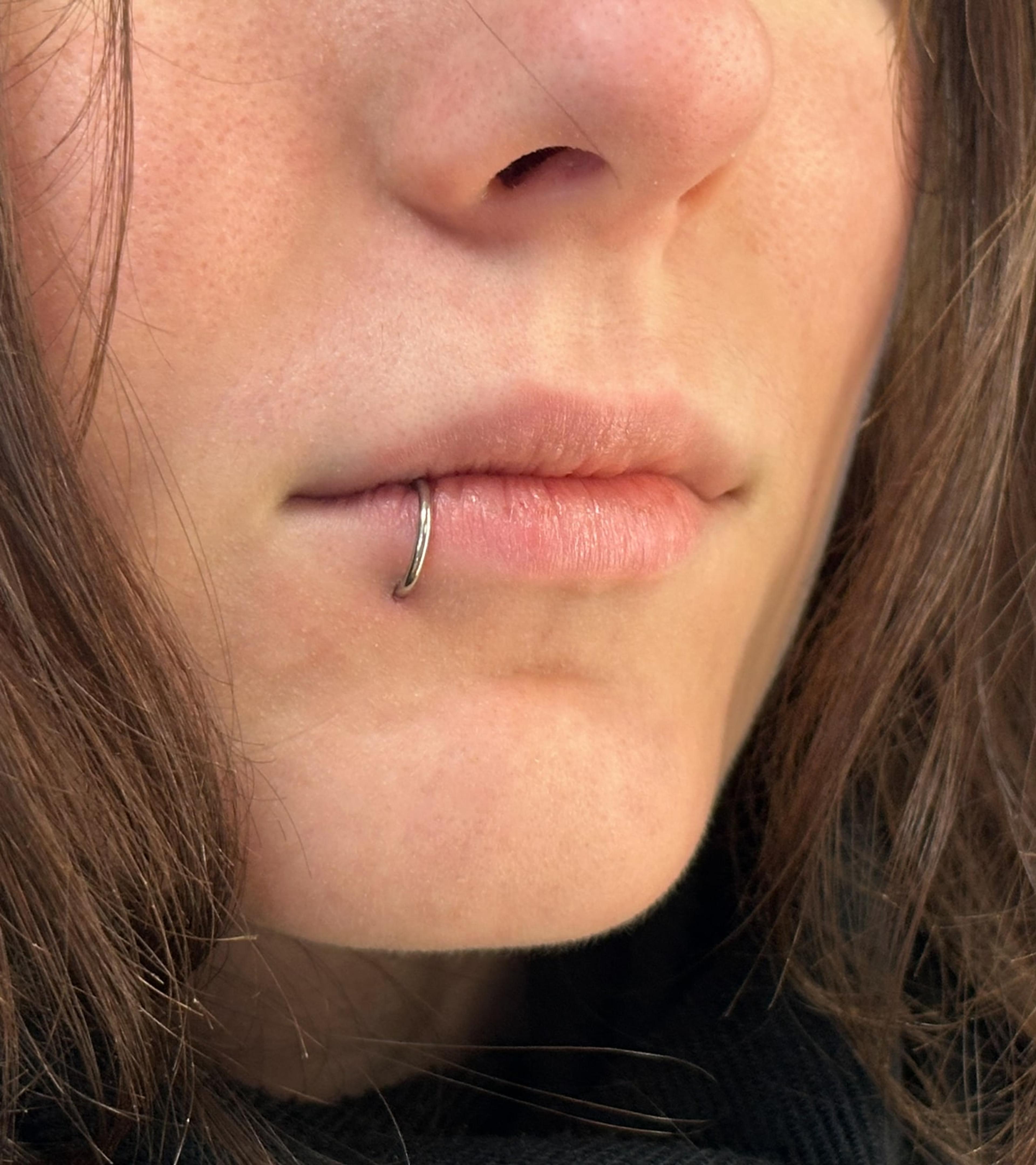 Piercing spodnej pery