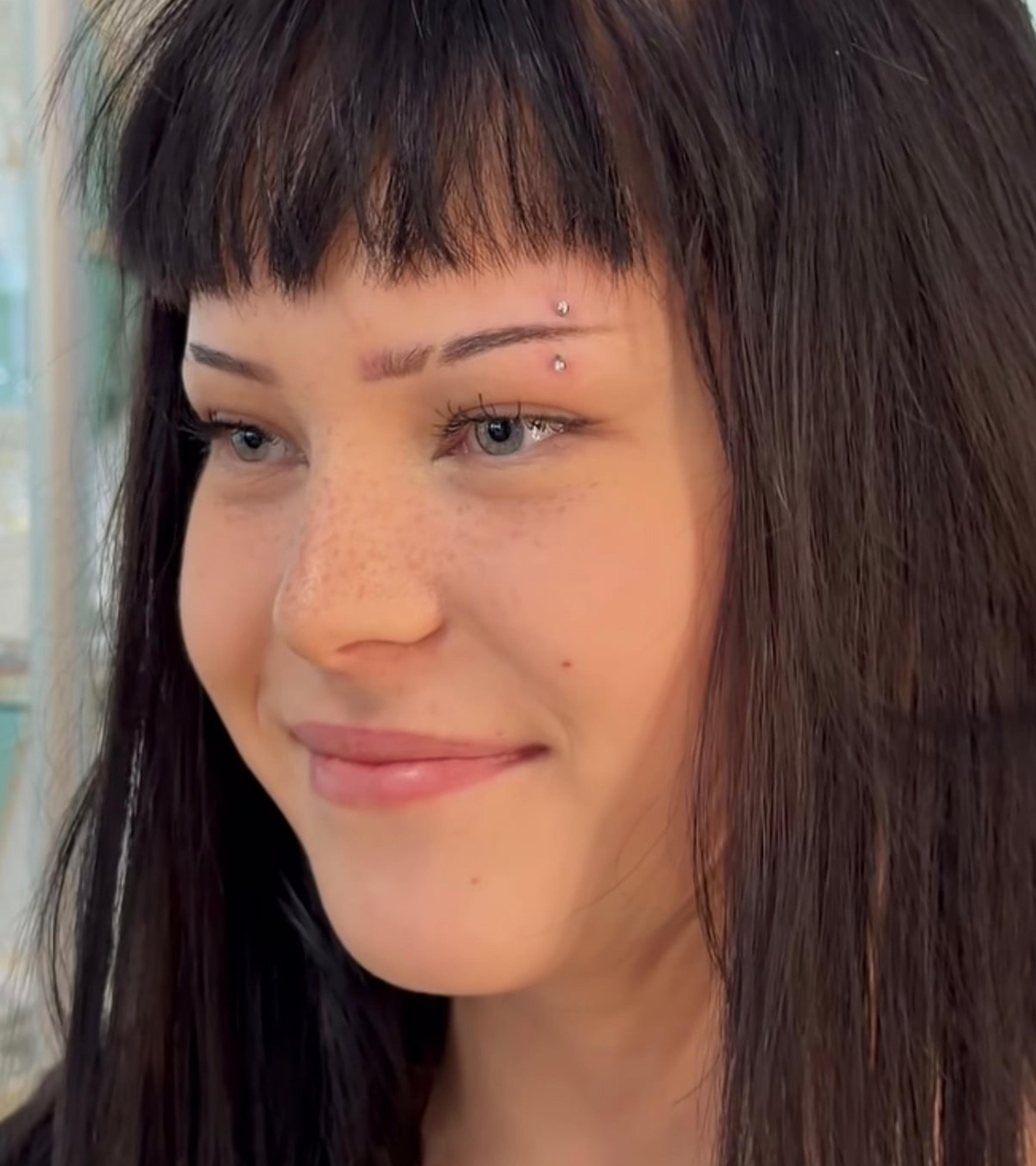 Piercing obočia zblízka