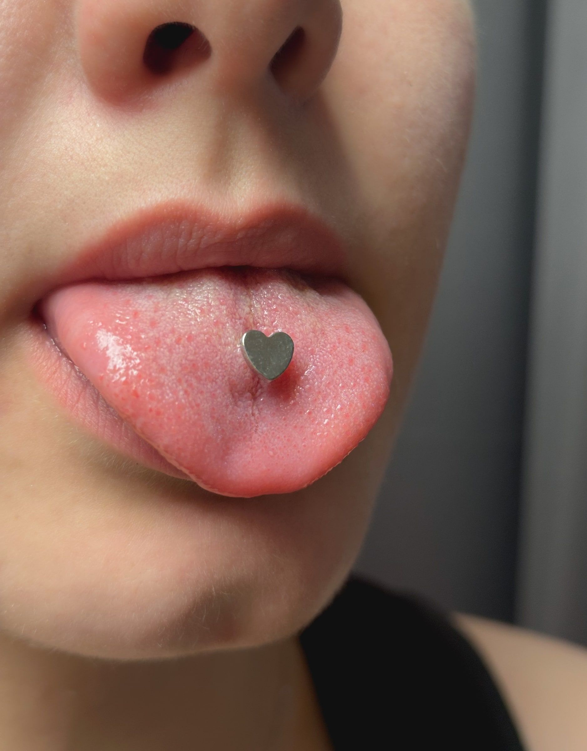 Piercing jazyka so šperkom v tvare srdca