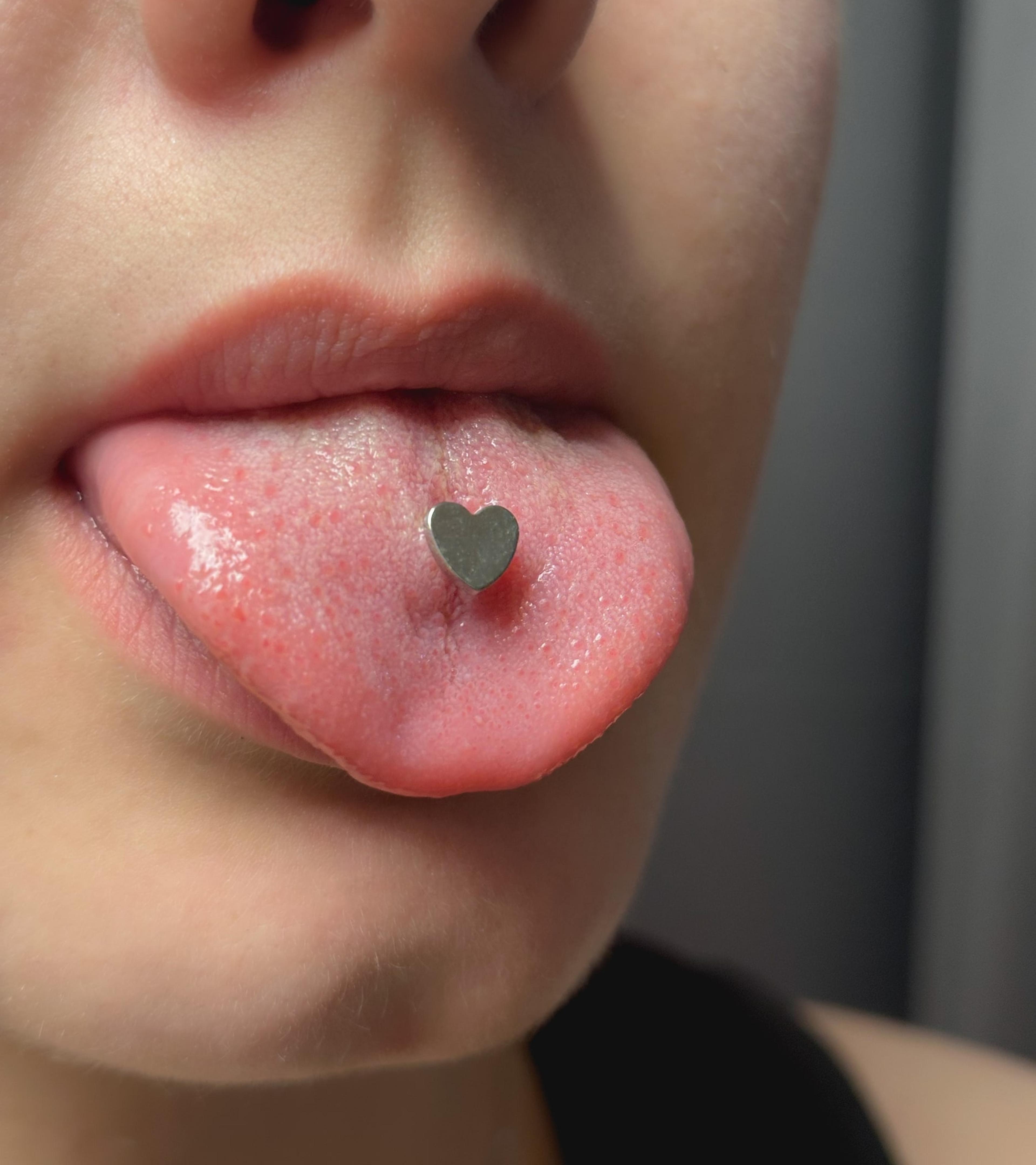 Piercing jazyka so šperkom v tvare srdca