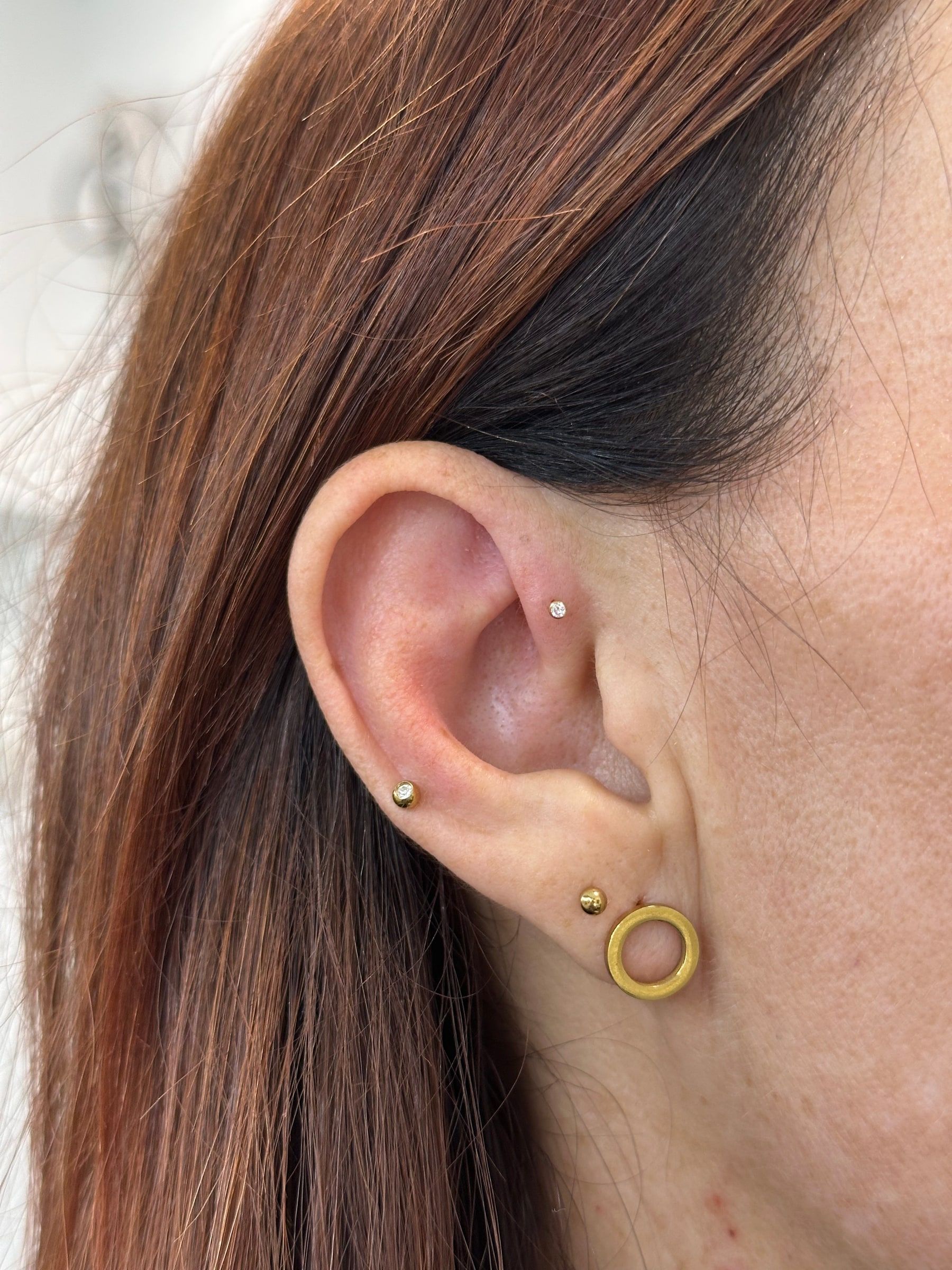 Helix a piercingy laloka z boku