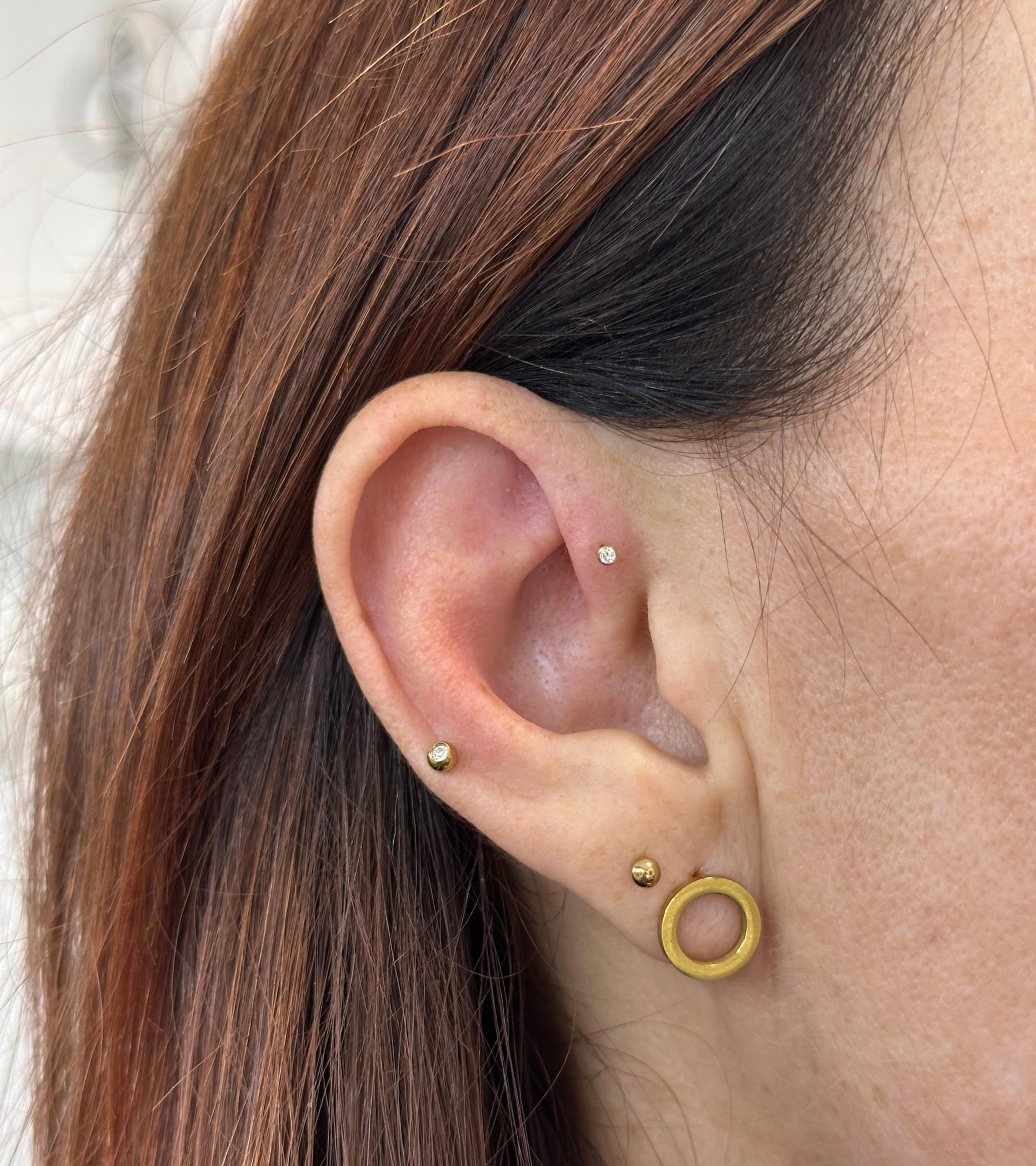 Helix a piercingy laloka z boku