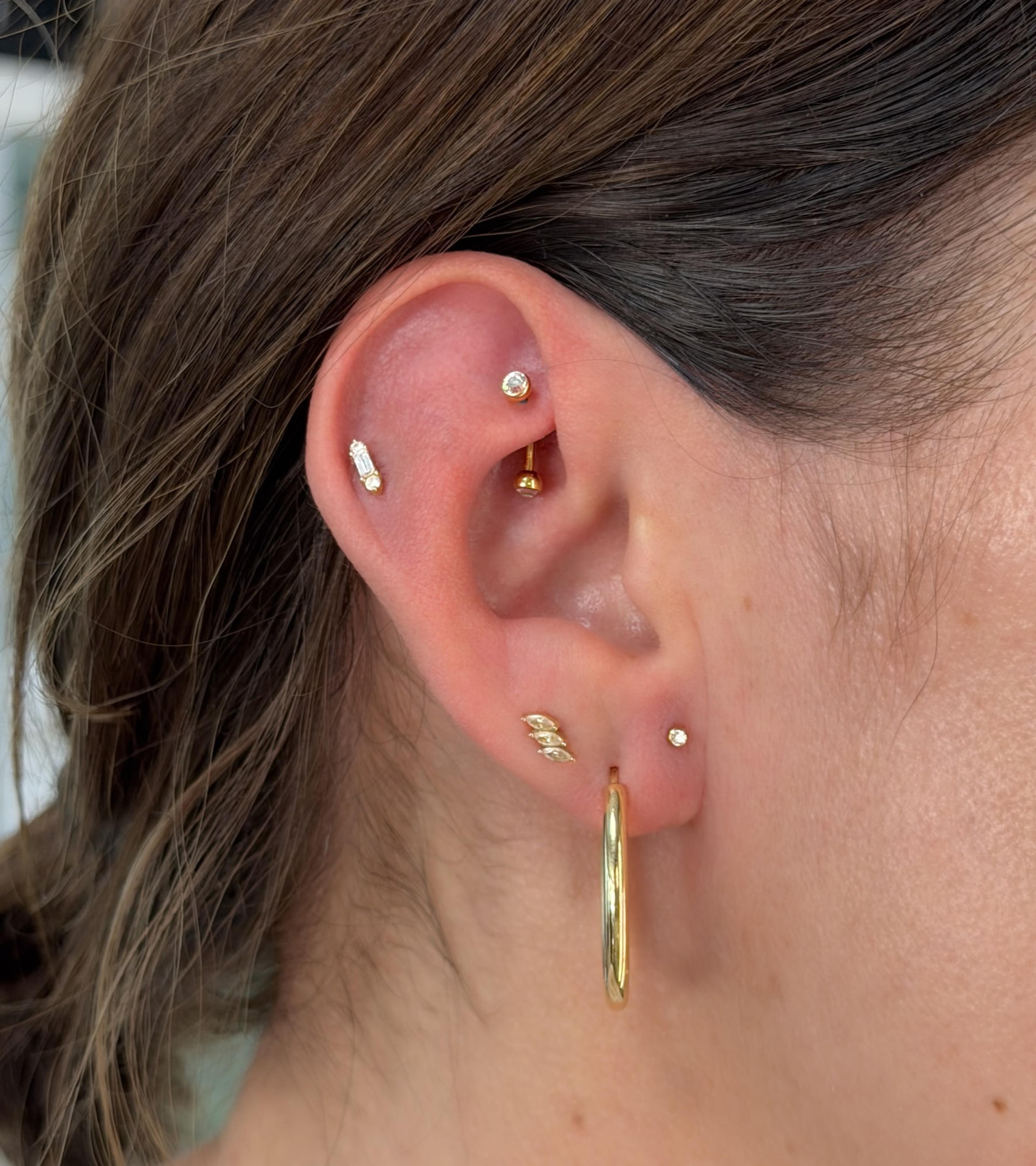 Helix, tragus a laloky so zlatými šperkami