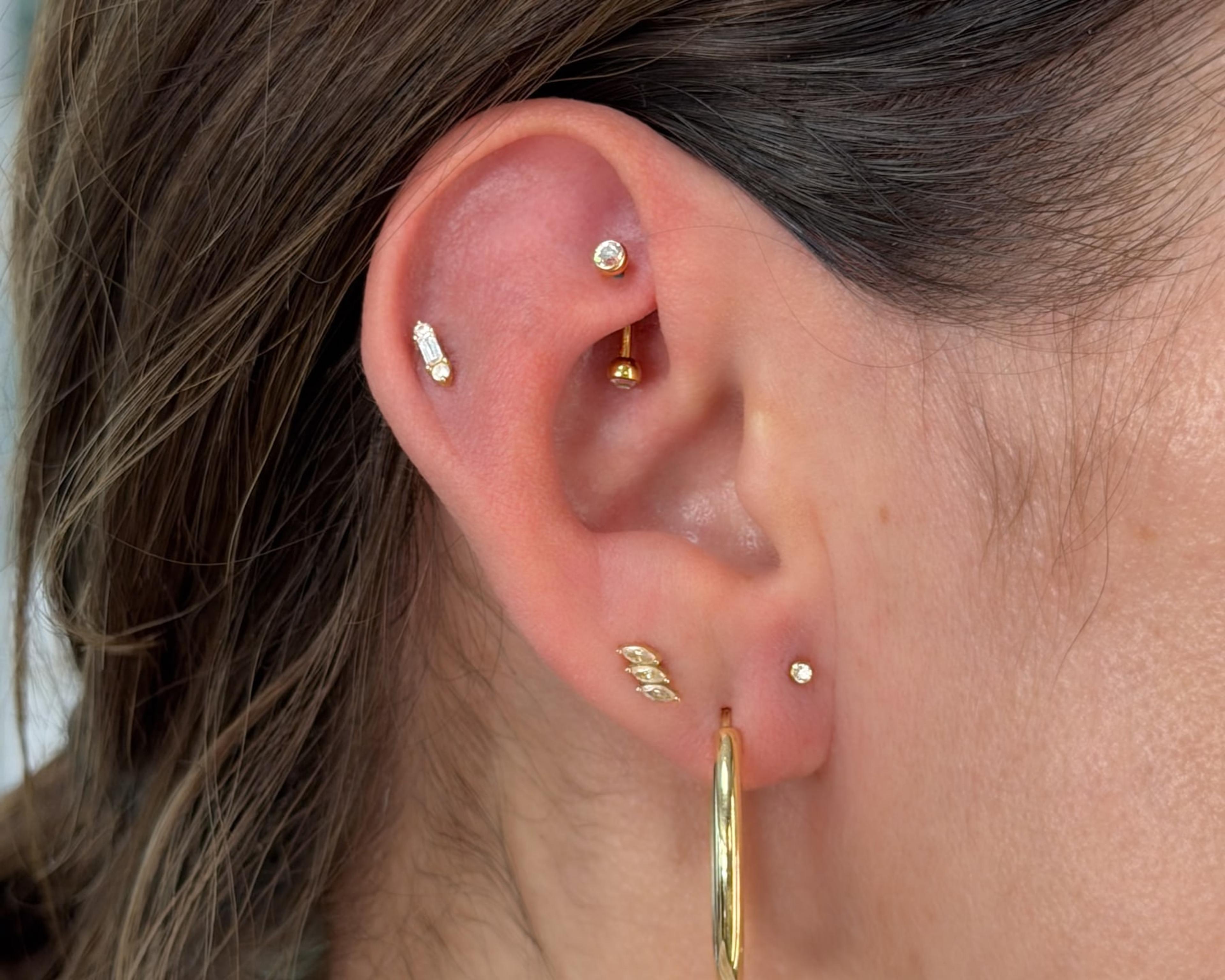 Helix, tragus a laloky so zlatými šperkami
